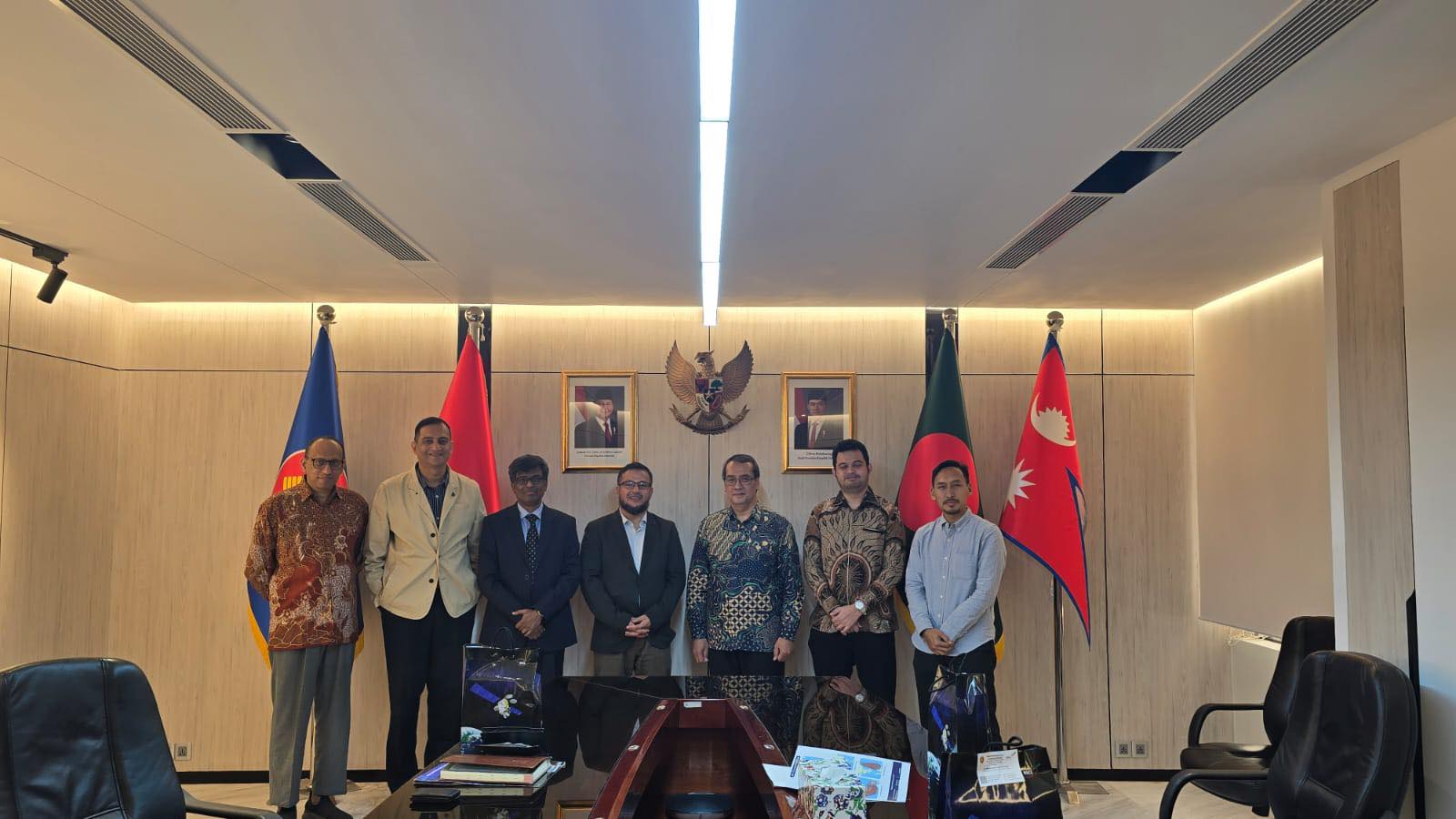 বাংলাদেশ স্যাটেলাইট -১ (বিএস-১) এর মাধ্যমে কিভাবে ইন্দোনেশিয়ার প্রত্যন্ত অঞ্চলে কানেক্টিভিটি সেবা দেয়া যায়, সেই ব্যাপারে আলোচনার লক্ষ্যে সম্প্রতি বাংলাদেশ স্যাটেলাইট কোম্পানী লিমিটেডের ব্যবস্থাপনা পরিচালক এবং প্রধান নির্বাহী কর্মকর্তা ডঃ মুহাম্মদ ইমাদুর রহমানের নেতৃত্বে বিএসসিএল-এর একটি প্রতিনিধি দল ঢাকাস্থ ইন্দোনেশীয় দূতাবাসের মিশন প্রধান (ভারপ্রাপ্ত রাষ্ট্রদূত) জনাব আরিফ সুয়োকো এবং দূতাবাসের উচ্চপদস্থ কর্মকর্তাদের সাথে সৌহার্দ্যপূর্ণ পরিবেশে আলোচনা করেন।