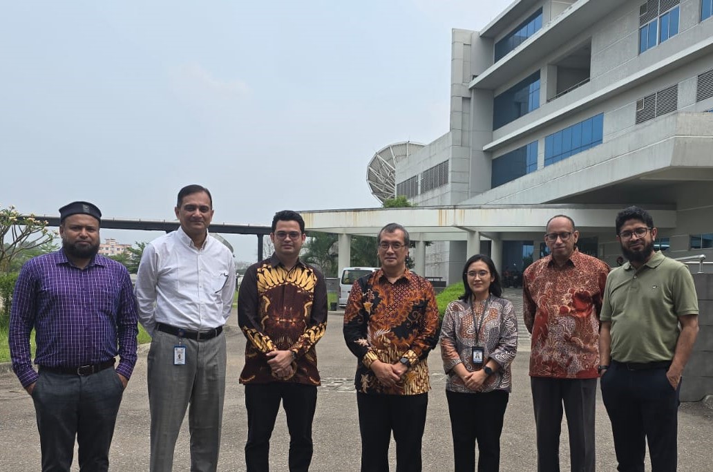 বাংলাদেশ স্যাটেলাইট কোম্পানি লিমিটেডের গাজীপুরে অবস্থিত প্রাইমারি গ্রাউন্ড স্টেশন পরিদর্শনে যান ঢাকাস্থ ইন্দোনেশীয় দূতাবাসের চার্জ দ্য অ্যাফেয়ার্স (ভারপ্রাপ্ত রাষ্ট্রদূত) জনাব আরিফ সুয়োকো। এসময় তিনি স্যাটেলাইট পরিচালনায় গ্রাউন্ড স্টেশনের বিভিন্ন কারিগরি সক্ষমতা পর্যবেক্ষণ করেন।