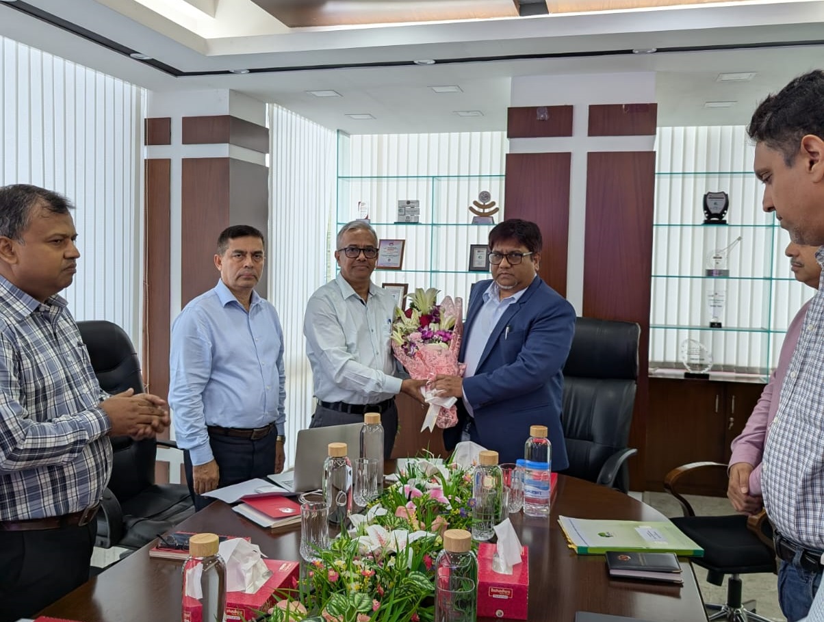 বিএসসিপিএলসি-এর প্রধান কার্যালয়ে আগমন উপলক্ষ্যে ডাক ও টেলিযোগাযোগ বিভাগের সচিব ও বিএসসিপিএলসি-এর চেয়ারম্যান জনাব আব্দুন নাসের খান-কে ফুল দিয়ে অভ্যর্থনা জানাচ্ছেন বিএসসিপিএলসি-এর ব্যবস্থাপনা পরিচালক ও প্রধান নির্বাহী কর্মকর্তা জনাব মো. আসলাম হোসেন।