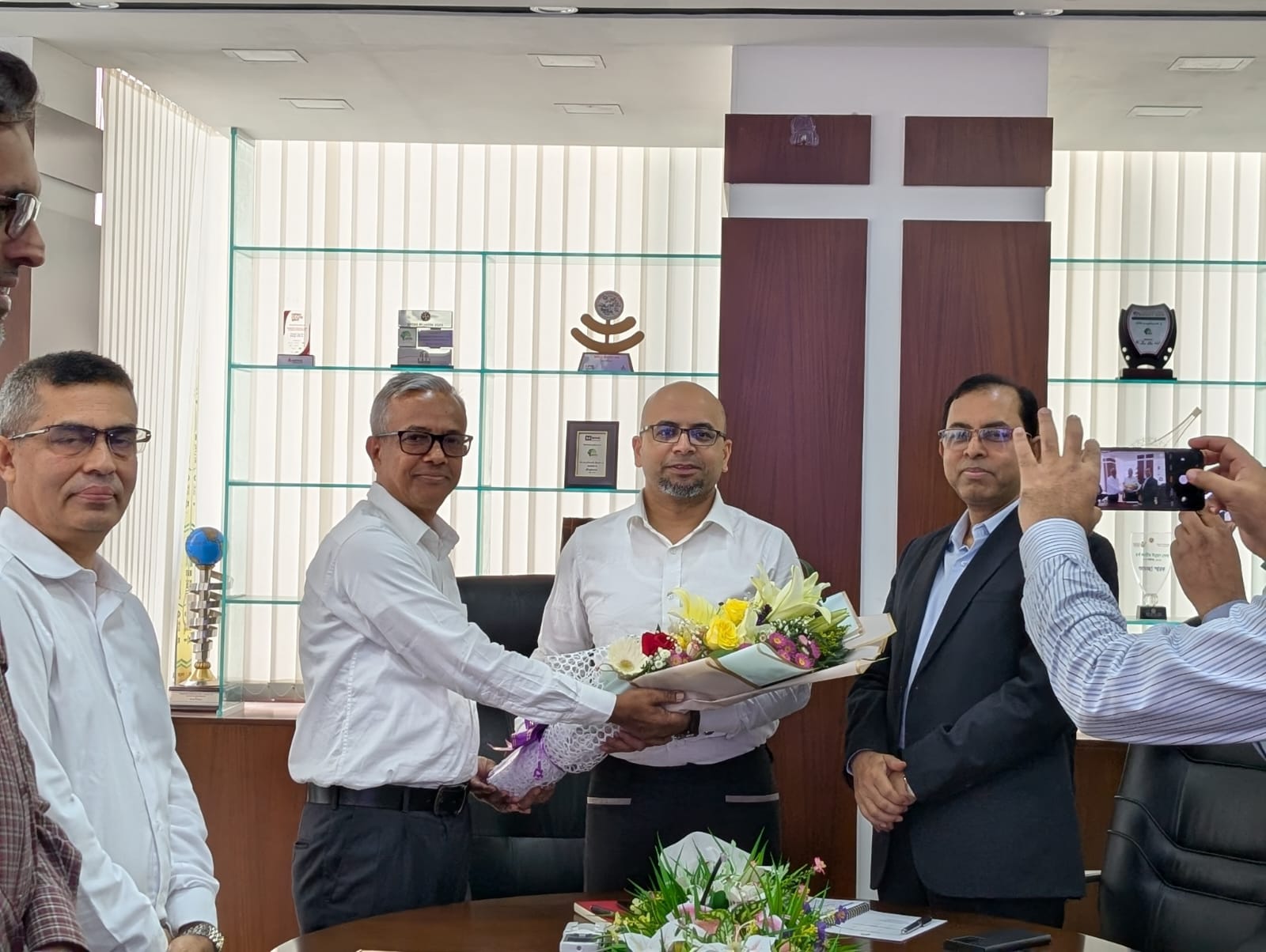 বাংলাদেশ সাবমেরিন ক্যাবলস পিএলসি এর প্রধান কার্যালয়ে আগমন উপলক্ষ্যে প্রধান উপদেষ্টার বিশেষ সহকারী জনাব ফয়েজ আহমদ তৈয়্যবকে ফুল দিয়ে অভ্যর্থনা জানাচ্ছেন ডাক ও টেলিযোগাযোগ বিভাগের সচিব ড. মো. মুশফিকুর রহমান ও বাংলাদেশ সাবমেরিন ক্যাবলস পিএলসি এর ব্যবস্থাপনা পরিচালক ও প্রধান নির্বাহী কর্মকর্তা জনাব মো. আসলাম হোসেন।