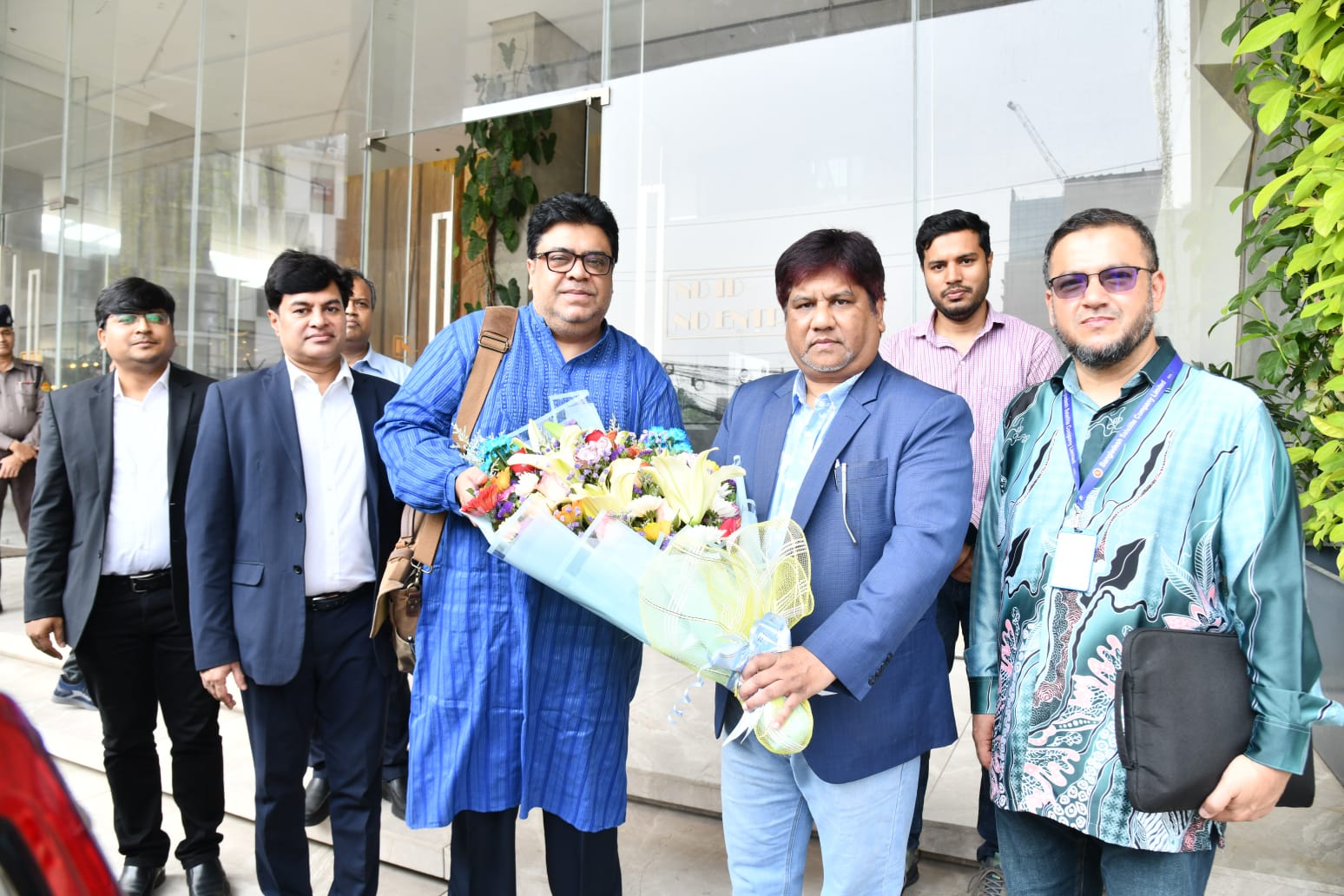 বিএসসিপিএলসি-এর প্রধান কার্যালয়ে ডাক, টেলিযোগাযোগ ও তথ্যপ্রযুক্তি মন্ত্রণালয়ের উপদেষ্টা রেহান আসিফ আসাদ-কে অভ্যর্থনা জানাচ্ছেন ডাক ও টেলিযোগাযোগ বিভাগের সচিব ও বিএসসিপিএলসি-এর চেয়ারম্যান জনাব আব্দুন নাসের খান।