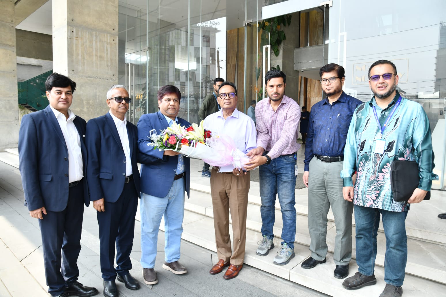 বিএসসিপিএলসি-এর প্রধান কার্যালয়ে ডাক, টেলিযোগাযোগ ও তথ্যপ্রযুক্তি মন্ত্রণালয়ের মন্ত্রী ফকির মাহবুব আনাম-কে অভ্যর্থনা ডাক ও টেলিযোগাযোগ বিভাগের সচিব জনাব আব্দুন নাসের খান এবং বিএসসিপিএলসি-এর ব্যবস্থাপনা পরিচালক মো. আসলাম হোসেন।