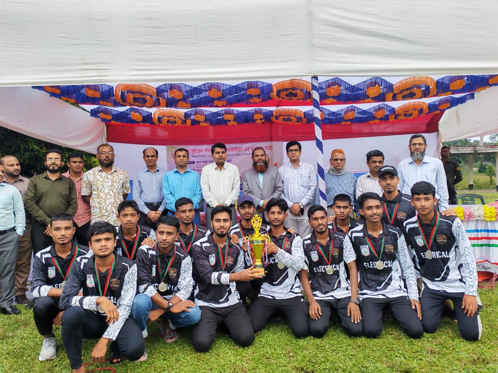 মহাপরিচালক মহোদয়ের সাথে গ্রুপ ছবি