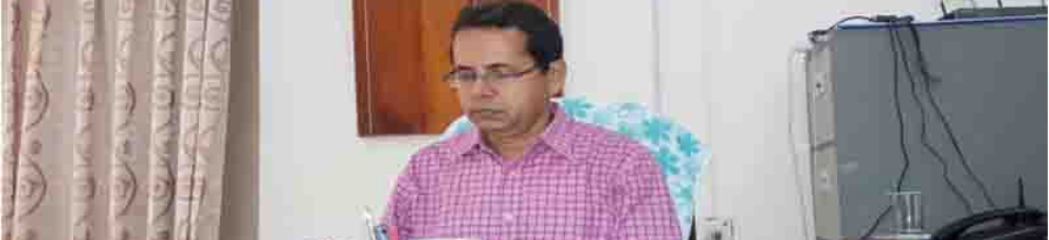 কর্মরত অবস্থায় অফিস প্রধান