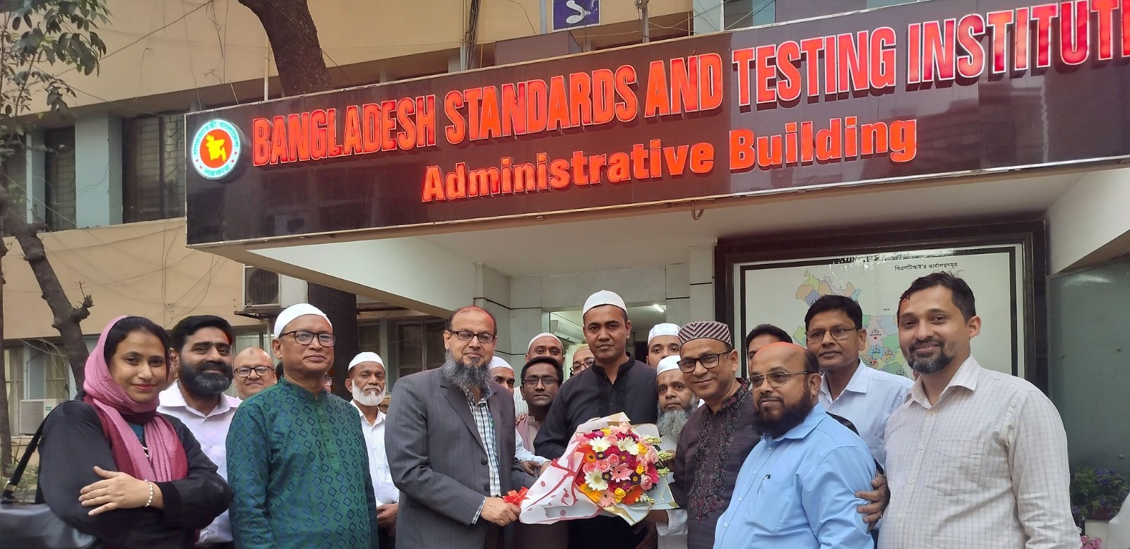 শিল্প মন্ত্রণালয়ের নবনিযুক্ত সচিব জনাব মোঃ ওবায়দুর রহমানকে ফুলেল শুভেচ্ছা ও অভিনন্দন জানান বিএসটিআই’র ডিজি মহোদয় জনাব এস এম ফেরদৌস আলম (গ্রেড-১) ।