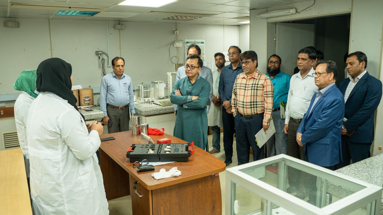 শিল্প মন্ত্রণালয়ের মাননীয় মন্ত্রী কর্তৃক বিএসটিআই এনএমএল ল্যাব পরিদর্শন