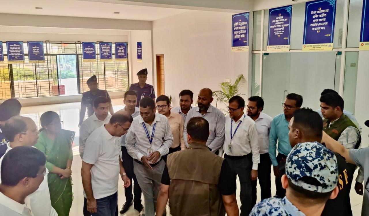 প্রধানমন্ত্রী জনাব তারেক রহমান ঢাকা থেকে ফেনী যাওয়ার পথে ০১.১০.২০২৬ তারিখে কুমিল্লা বিএসটিআই অফিসে সংক্ষিপ্ত যাত্রাবিরতি করেন। এ সময় তিনি বিএসটিআইয়ের কার্যক্রম সম্পর্কে খোঁজখবর নেন।