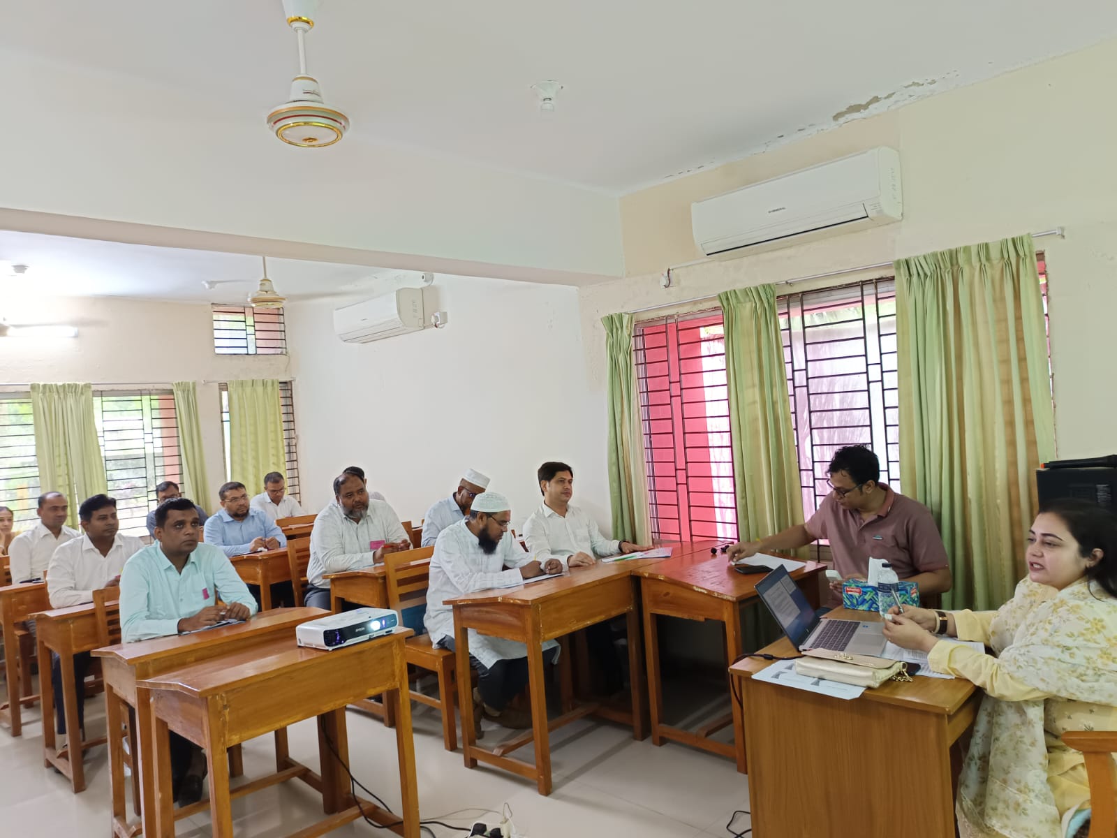 কর্পোরেশনের কর্মকর্তাদের দক্ষ অফিস পরিচালনা সংক্রান্ত প্রশিক্ষণের ১ম দিনে কর্পোরেশনের সচিব মহোদয়ের ক্লাসের খন্ড চিত্র