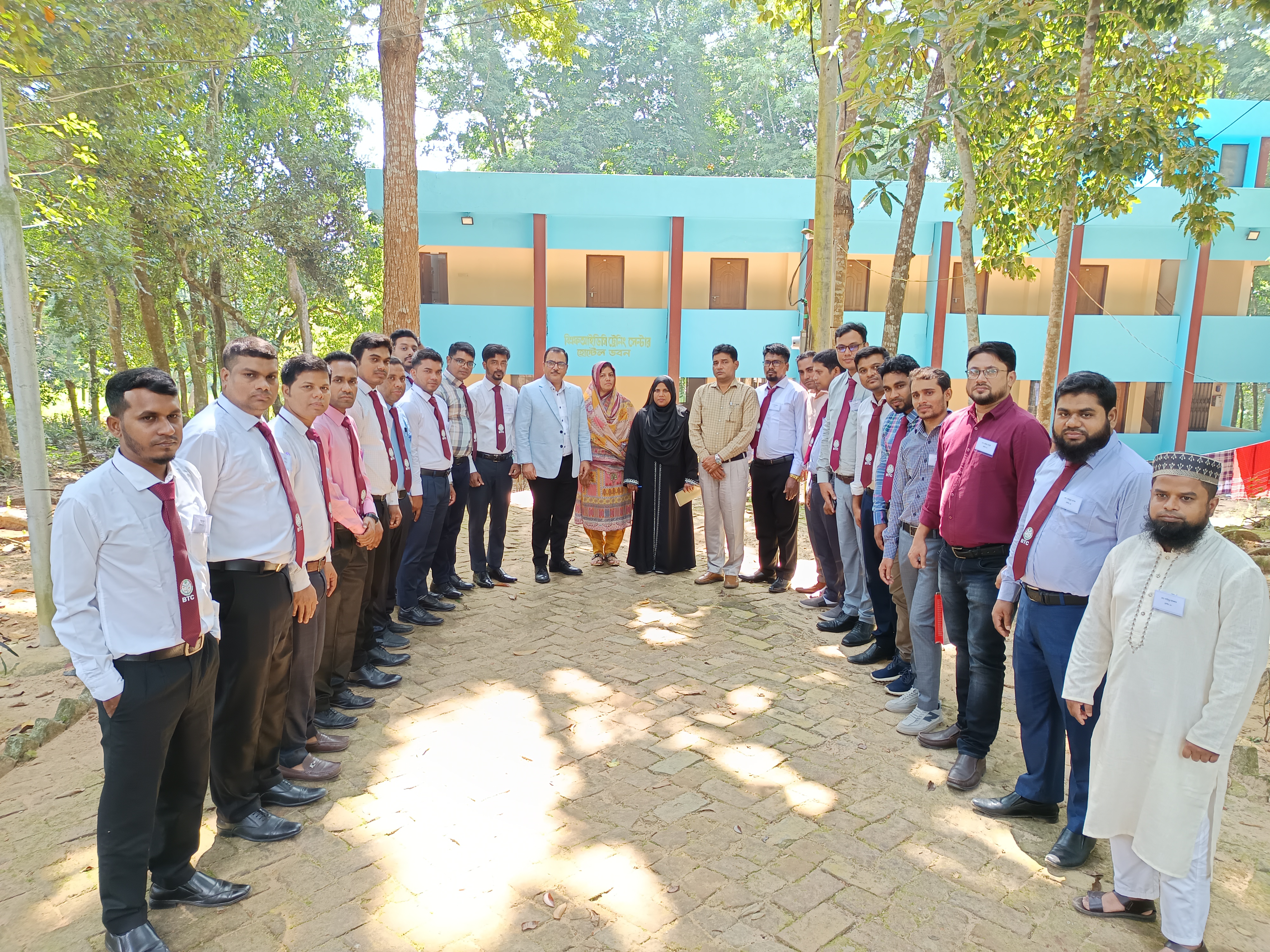 “শ্রম আইন-২০০৬, ই-টেন্ডারিং,, টিএডিএ রুলস-২০২২, নোট লিখন পদ্ধতি ও পত্র লিখন পদ্ধতি” শীর্ষক ০৩(তিন)দিন ব্যাপী প্রশিক্ষণের ১ম দিনের ক্লাস শেষে স্থির চিত্র