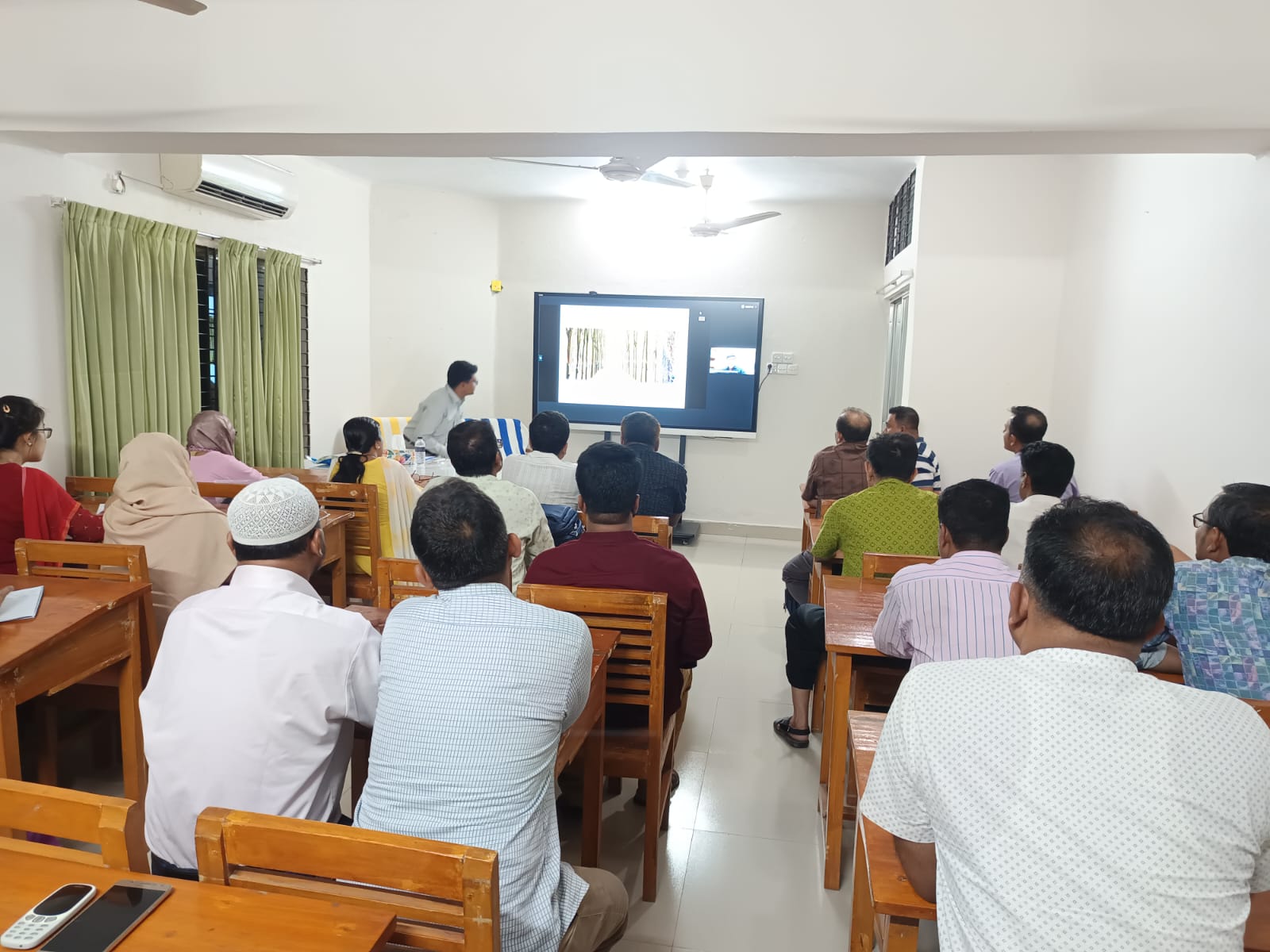 “হিসাব, বাজেট, নিরীক্ষা ও সচিবালয় নির্দেশমালা-২০২৪” সংক্রান্ত প্রশিক্ষণে ড. মোহাম্মদ মাসুদুর রহমান ভূইয়া, এনডিসি পরিচালক (অর্থ) (যুগ্মসচিব) মহোদয়ের প্রশিক্ষণ প্রদানের চিত্র