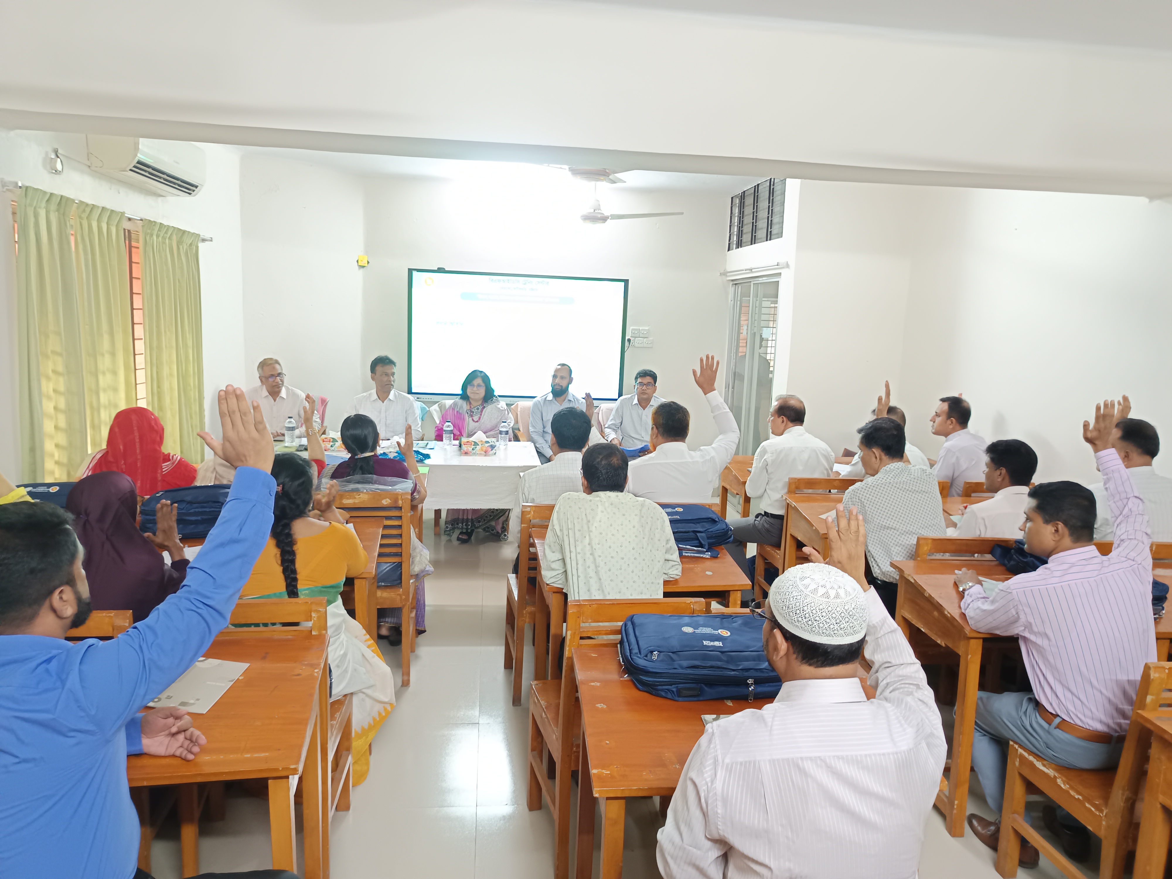 “হিসাব, বাজেট, নিরীক্ষা ও সচিবালয় নির্দেশমালা-২০২৪” সংক্রান্ত প্রশিক্ষণে পরিবেশ, বন ও জলবায়ু পরিবর্তন মন্ত্রণালয় এর সচিব মহোদয়ের উদ্বোধন এবং প্রশিক্ষণ প্রদান এর চিত্র