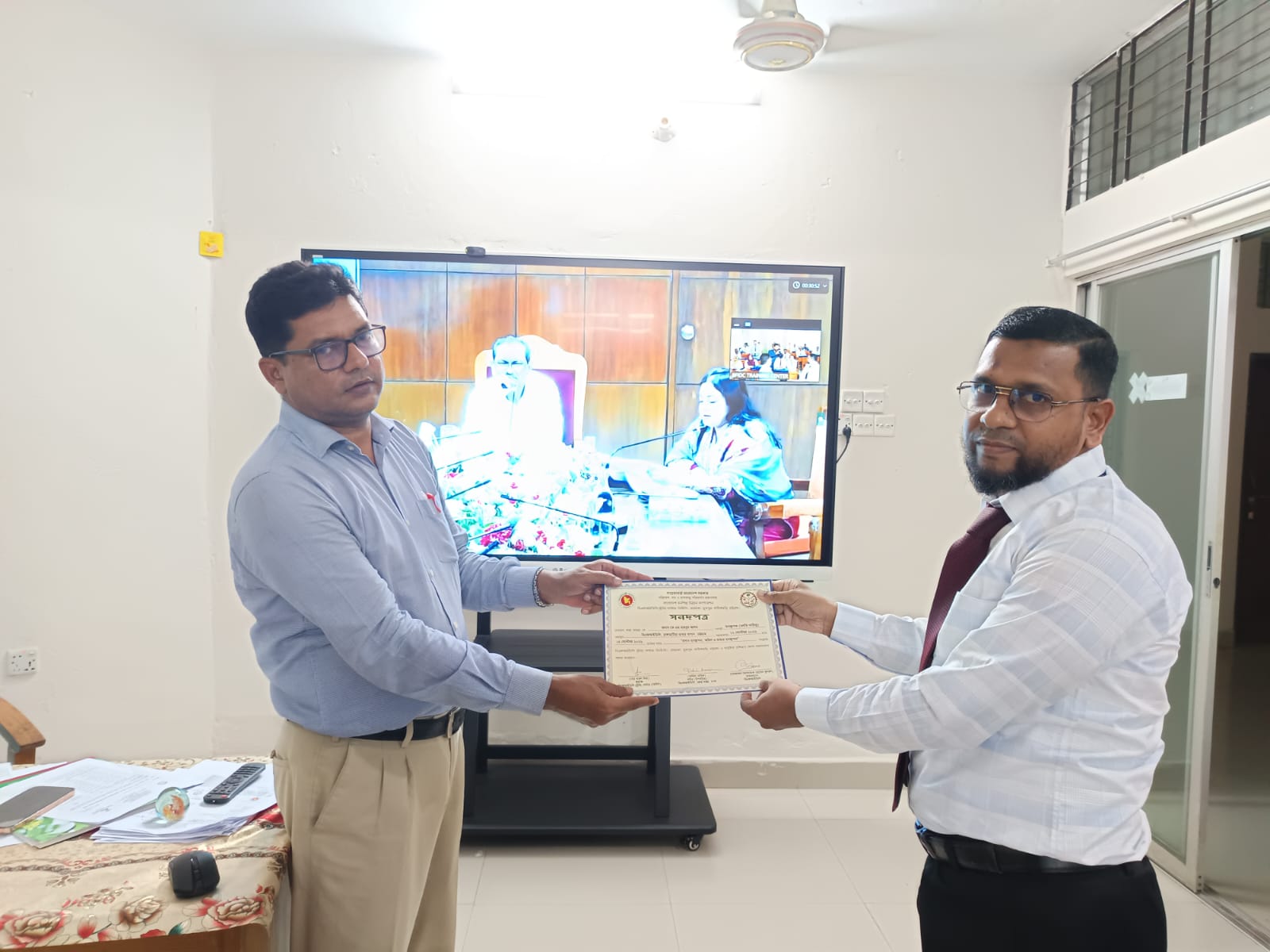 “বাগান ব্যবস্থাপনা, অফিস ও ভান্ডার ব্যবস্থাপনা” শীর্ষক ০৩(তিন) দিন ব্যাপী আবাসিক প্রশিক্ষণ শেষে সনদ বিতরণের স্থির চিত্র।