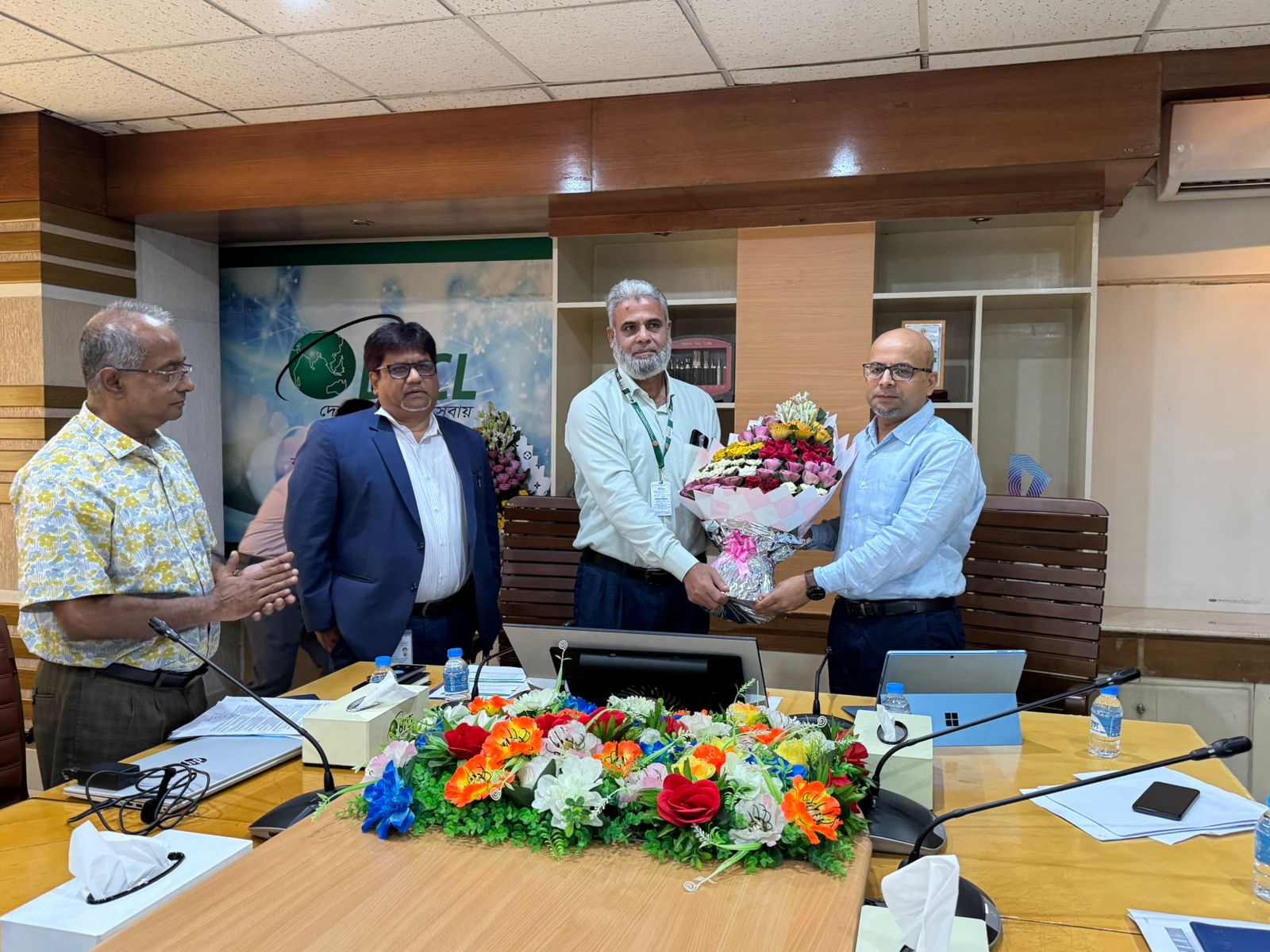 মাননীয় প্রধান উপদেষ্টার বিশেষ সহকারী মহোদয়কে স্বাগত জানান বিটিসিএল এর ব্যবস্থাপনা পরিচালক