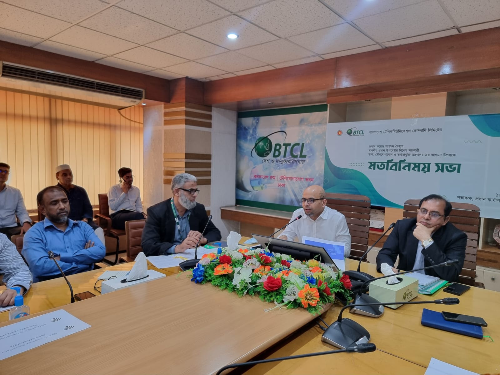 ঢাকা, ১৩ মার্চ ২০২৫: মাননীয় প্রধান উপদেষ্টার বিশেষ সহকারী জনাব ফয়েজ আহমেদ ত্যৈয়ব মহোদয়ের সাথে বিটিসিএল এর উর্ধ্বতন কর্মকর্তাবৃন্দের মতবিনিময় সভা। এ সময় ডাক ও টেলিযোগাযোগ বিভাগের সম্মানিত সচিব ড. মো: মুশফিকুর রহমান মহোদয় উপস্থিত ছিলেন।