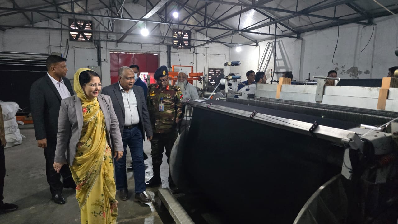 সচিব বস্ত্র ও পাট মন্ত্রণালয় মহোদয়ের আহমেদ বাওয়ানী টেক্সটাইল মিলস পরিদর্শন।