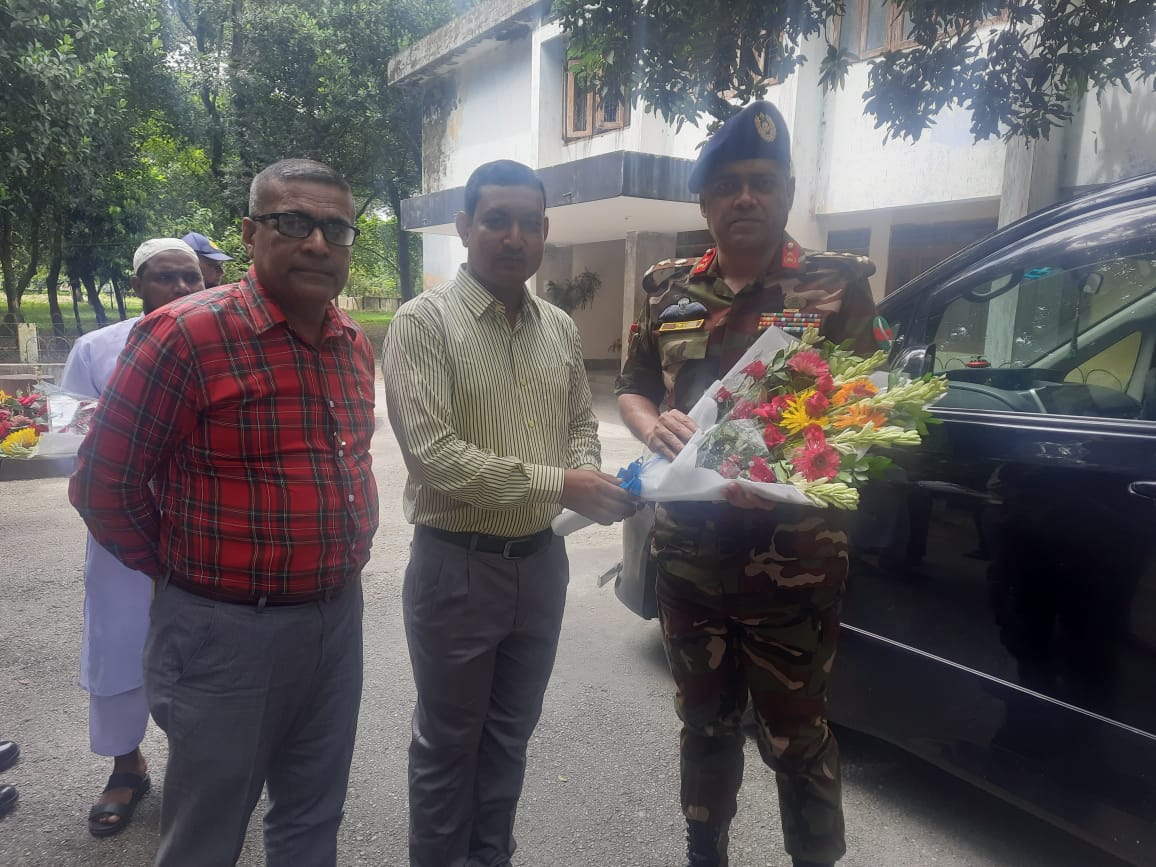 ব্রিগেডিয়ার জেনারেল মোঃ জিয়াউল হক, এনডিসি, এএফডব্লিউসি, পিএসসি, চেয়ারম্যান, বাংলাদেশ টেক্সটাইল মিলস্ করপোরেশন কর্তৃক বিটিএমসি'র নিয়ন্ত্রণাধীন দারোয়ানী টেক্সটাইল মিলস্, নীলফামারী পরিদর্শন।