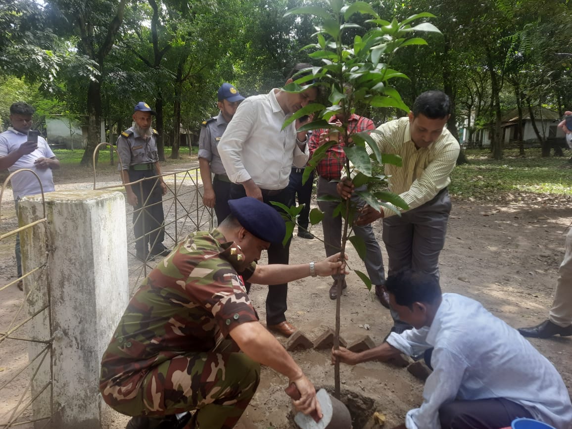 ব্রিগেডিয়ার জেনারেল মোঃ জিয়াউল হক, এনডিসি, এএফডব্লিউসি, পিএসসি, চেয়ারম্যান, বাংলাদেশ টেক্সটাইল মিলস্ করপোরেশন কর্তৃক বিটিএমসি'র নিয়ন্ত্রণাধীন দারোয়ানী টেক্সটাইল মিলস্, নীলফামারী পরিদর্শন।