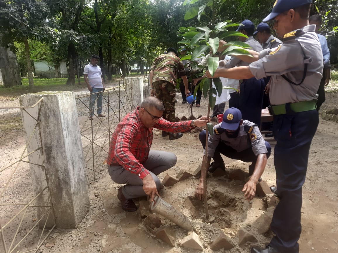 ব্রিগেডিয়ার জেনারেল মোঃ জিয়াউল হক, এনডিসি, এএফডব্লিউসি, পিএসসি, চেয়ারম্যান, বাংলাদেশ টেক্সটাইল মিলস্ করপোরেশন কর্তৃক বিটিএমসি'র নিয়ন্ত্রণাধীন দারোয়ানী টেক্সটাইল মিলস্, নীলফামারী পরিদর্শন।