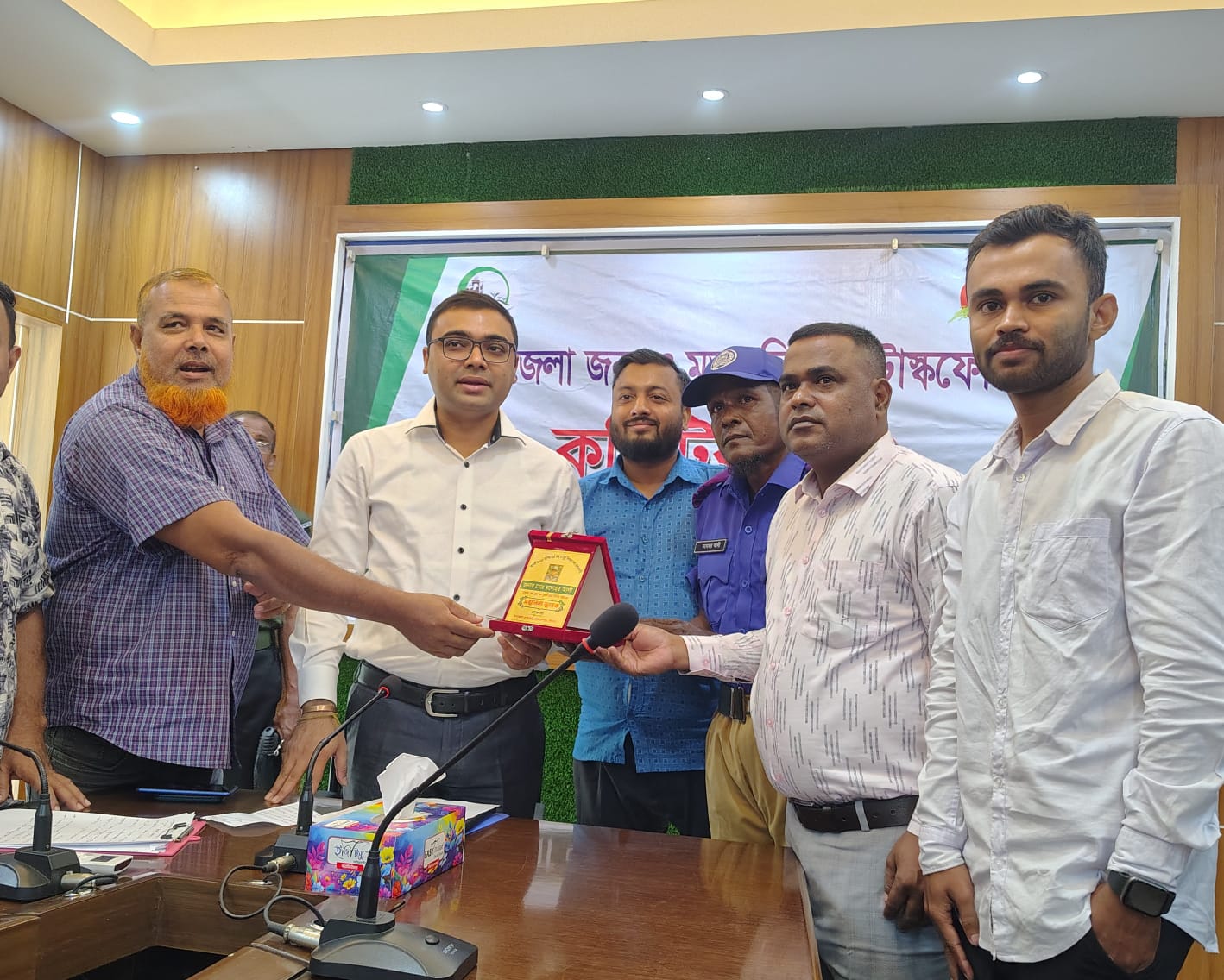 গোলাপগঞ্জ উপজেলার মধ্যে ২০২৫ ইং আগষ্ট মাসে জন্ম নিবন্ধনে সর্বোচ্চ সহযোগিতা করে ১ম স্থান অর্জন করায়০৫ নং বুধবারীবাজার ইউনিয়নের মহল্লাদার মনোহর আলী কে গোলাপগঞ্জ উপজেলার সম্মানিত UNO স্যারের কাছ থেকে সম্মাননা স্মারক সংগ্রহ ।