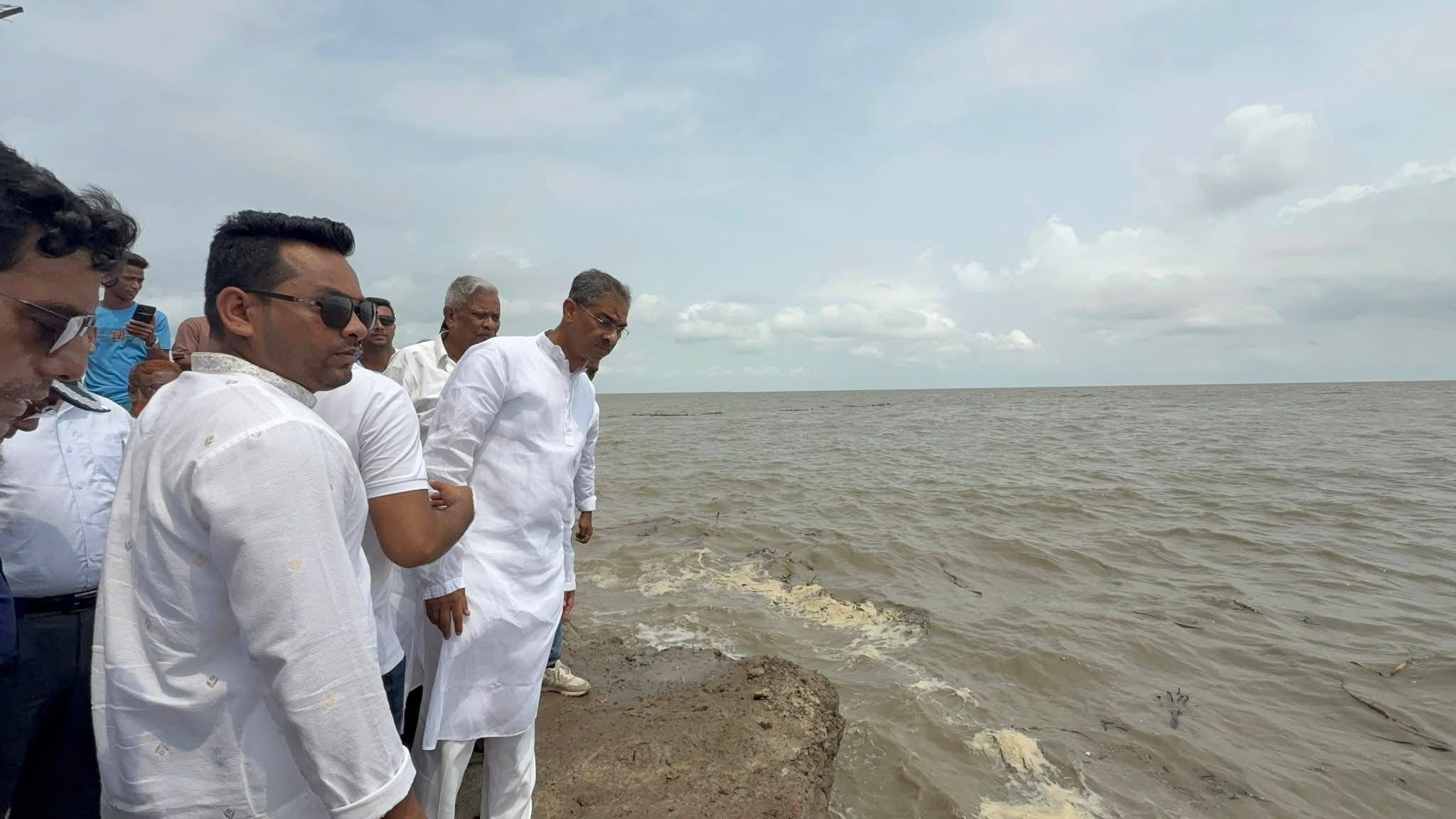পানিসম্পদ মন্ত্রী জনাব মোঃ শহীদউদ্দীন চৌধুরী এ্যানি এমপি ১৭মে ২০২৬ নোয়াখালী জেলার সূবর্ণচর উপজেলার মেঘনা নদীর ভাঙ্গন কবলিত বিভিন্ন স্থান পরিদর্শন করেন। স্থানীয় সংসদ সদস্য জনাব মোঃ শাহজাহান এসময় উপস্থিত ছিলেন।