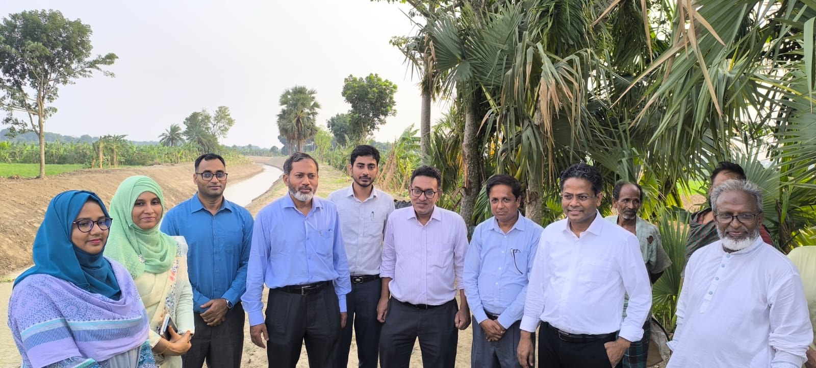 ০৯-০৬-২০২৬ খ্রিঃ তারিখে খোন্দকার আজিম আহমেদ এনডিসি, অতিরিক্ত সচিব (উন্নয়ন অনুবিভাগ), পানি সম্পদ মন্ত্রণালয় মহোদয় মাননীয় প্রধানমন্ত্রী’র খাল খনন কর্মসুচীর আওতায় নাটোর জেলার বড়াইগ্রাম উপজেলার কাচুটিয়া নামক স্থানে মির্জা মাহমুদ খালের খনন কাজ পরিদর্শন করেন।