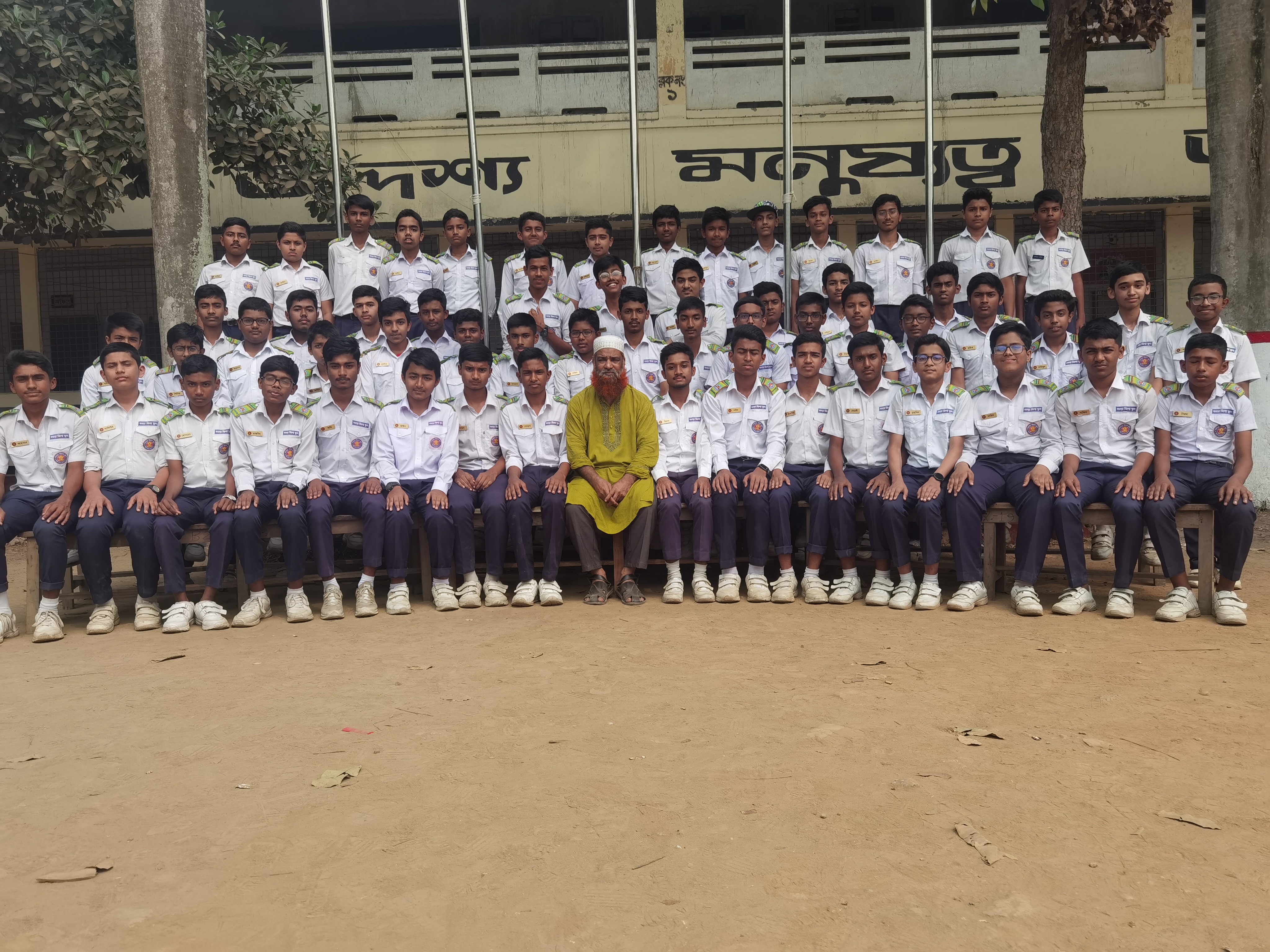 শিক্ষার্থীদের সাথে