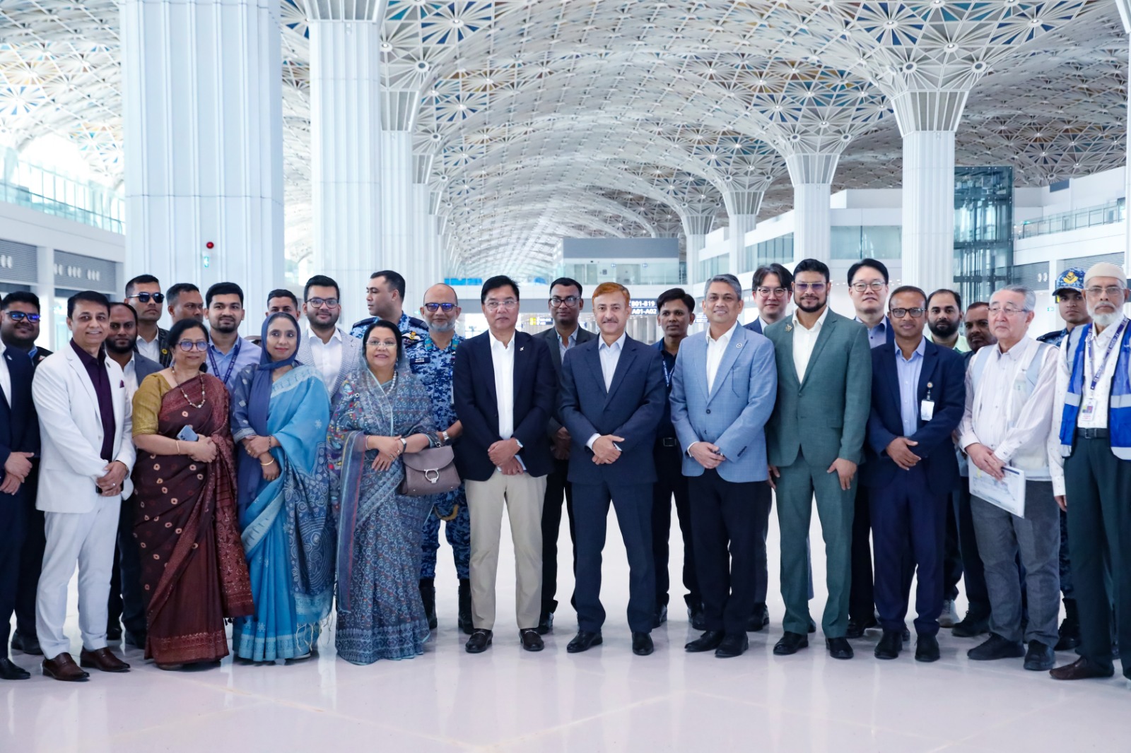 হযরত শাহজালাল আন্তর্জাতিক বিমানবন্দরের তৃতীয় টার্মিনাল পরিদর্শন করেন বেসামরিক বিমান পরিবহন ও পর্যটন মন্ত্রণালয়ের মাননীয় মন্ত্রী মিজ্ আফরোজা খানম (রিতা) এবং মাননীয় প্রতিমন্ত্রী এম রশিদুজ্জামান মিল্লাত।