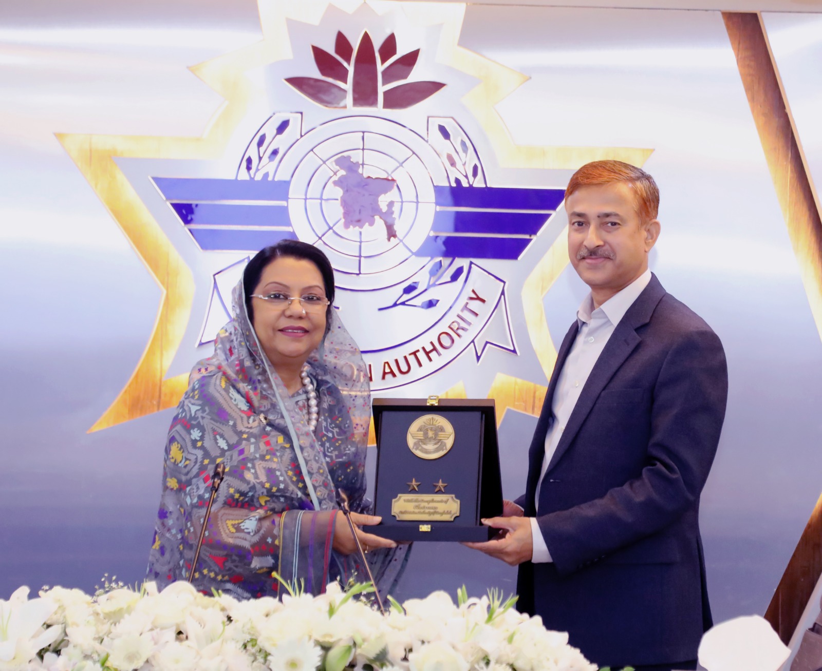 বেসামরিক বিমান পরিবহন ও পর্যটন মন্ত্রণালয়ের মাননীয় মন্ত্রী মিজ্ আফরোজা খানম (রিতা)-কে ক্রেস্ট প্রদান করছেন বেবিচক চেয়ারম্যান এয়ার ভাইস মার্শাল মোঃ মোস্তফা মাহমুদ সিদ্দিক।