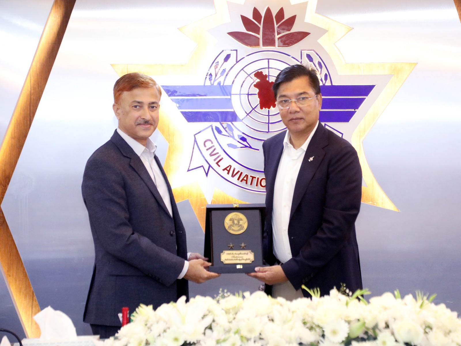 বেসামরিক বিমান পরিবহন ও পর্যটন মন্ত্রণালয়ের মাননীয় প্রতিমন্ত্রী এম রশিদুজ্জামান মিল্লাত-কে ক্রেস্ট প্রদান করছেন বেবিচক চেয়ারম্যান এয়ার ভাইস মার্শাল মোঃ মোস্তফা মাহমুদ সিদ্দিক।