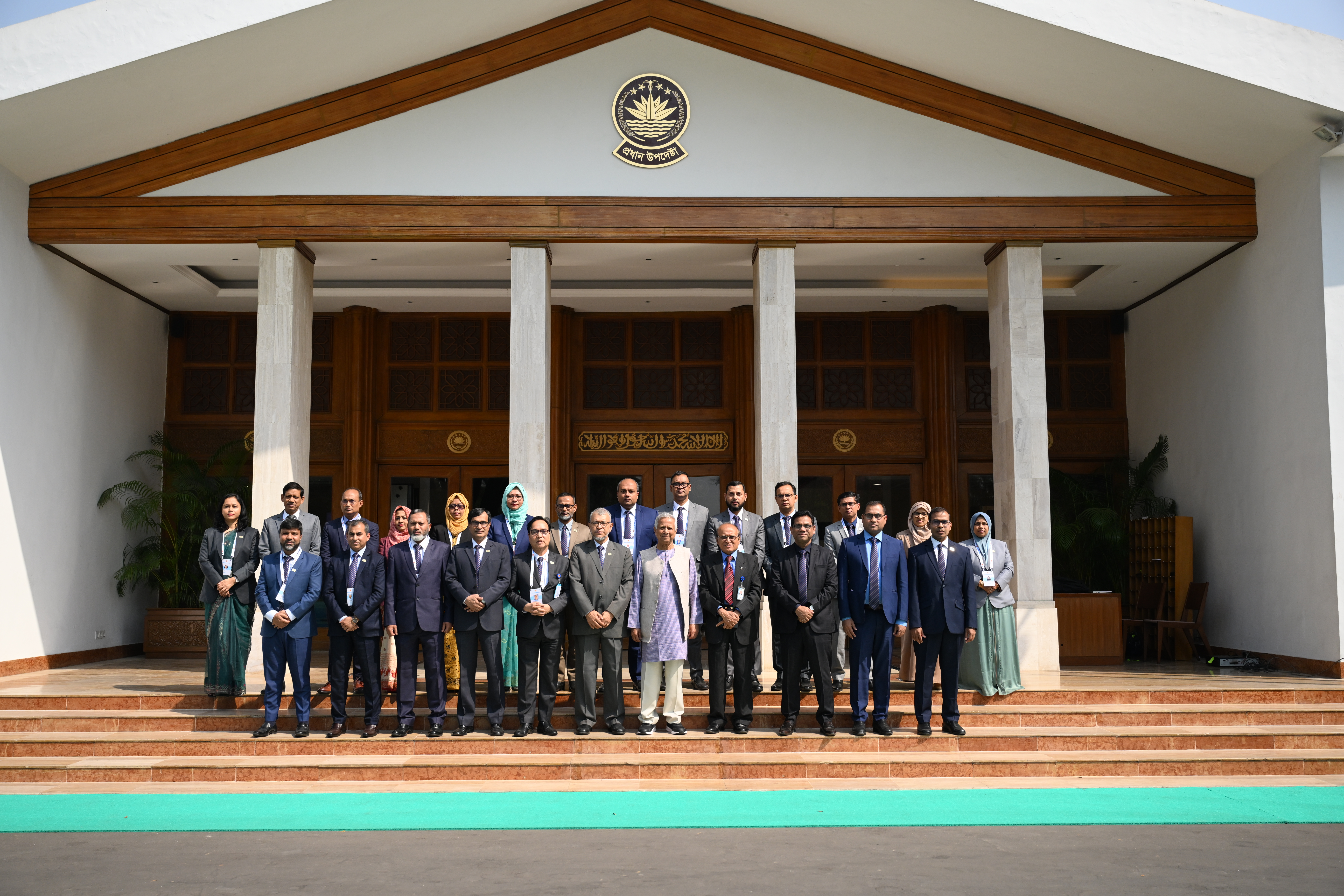 জেলাপ্রশাসক সম্মেলন ২০২৫ উদ্বোধন অনুষ্ঠান শেষে বিভাগীয় কমিশনার এবং জেলা প্রশাসকগণের মাননীয় প্রধান উপদেষ্টার সঙ্গে টাইগার গেইট ফটোসেশন