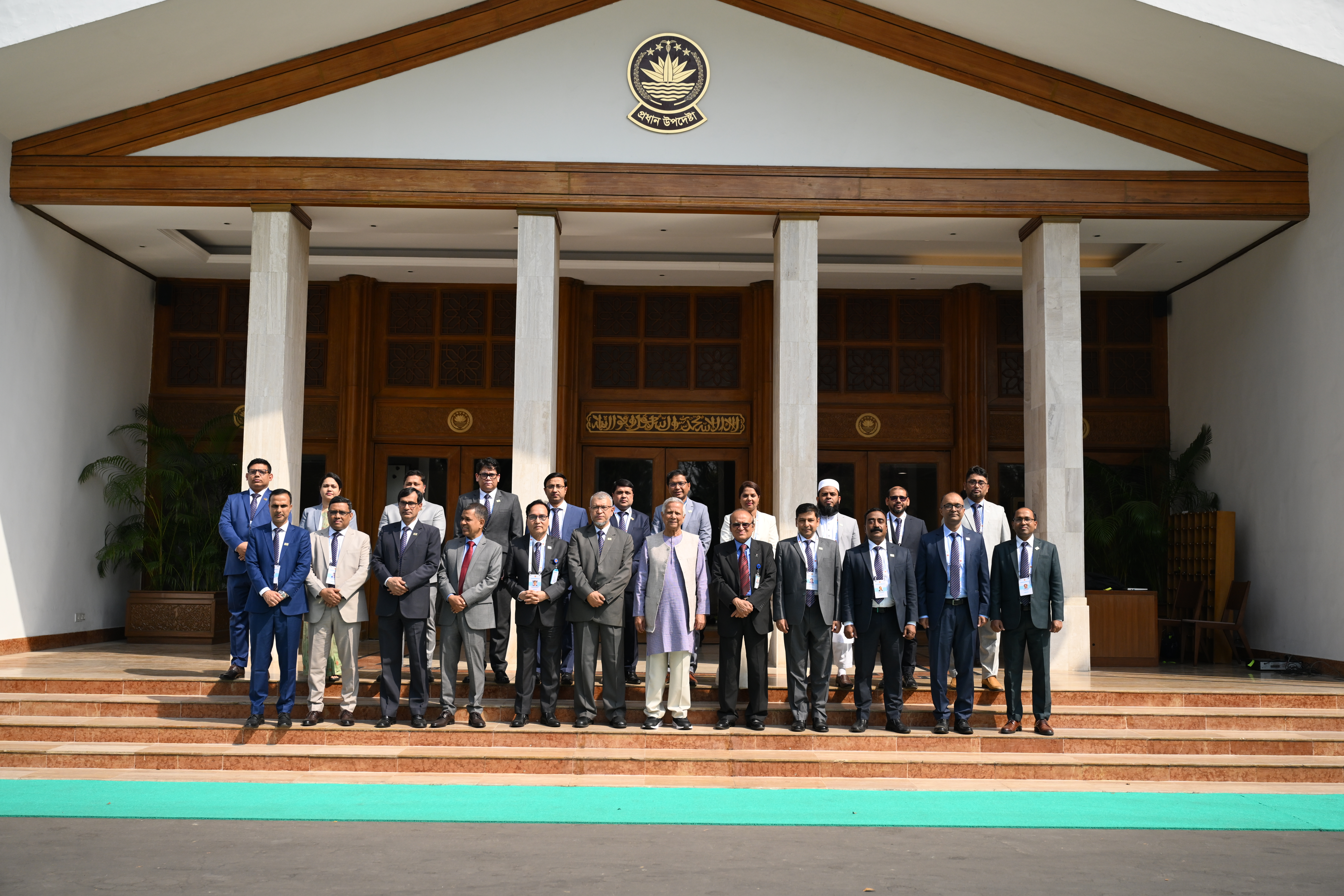 জেলাপ্রশাসক সম্মেলন ২০২৫ উদ্বোধন অনুষ্ঠান শেষে বিভাগীয় কমিশনার এবং জেলা প্রশাসকগণের মাননীয় প্রধান উপদেষ্টার সঙ্গে টাইগার গেইট ফটোসেশন