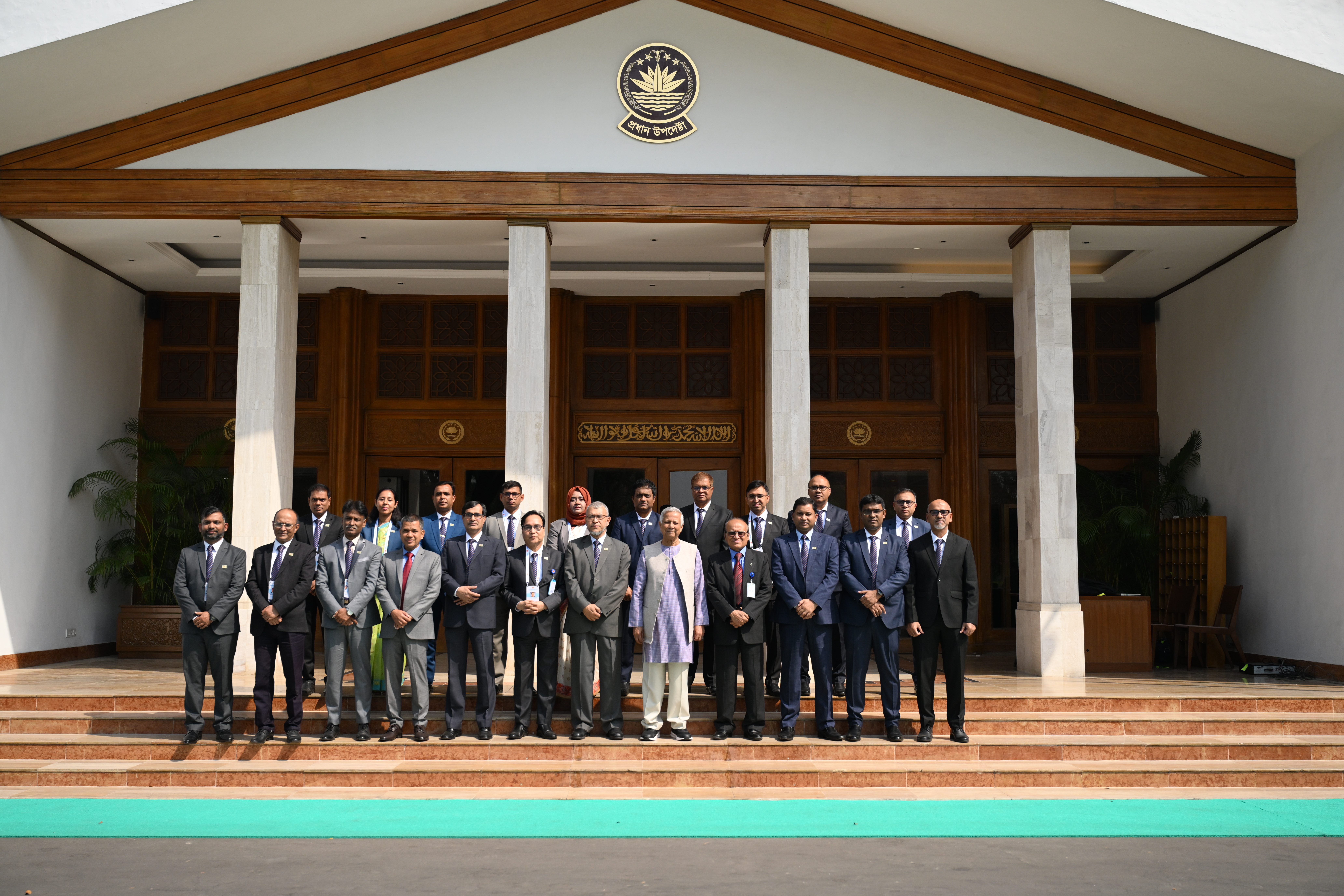 জেলাপ্রশাসক সম্মেলন ২০২৫ উদ্বোধন অনুষ্ঠান শেষে বিভাগীয় কমিশনার এবং জেলা প্রশাসকগণের মাননীয় প্রধান উপদেষ্টার সঙ্গে টাইগার গেইট ফটোসেশন