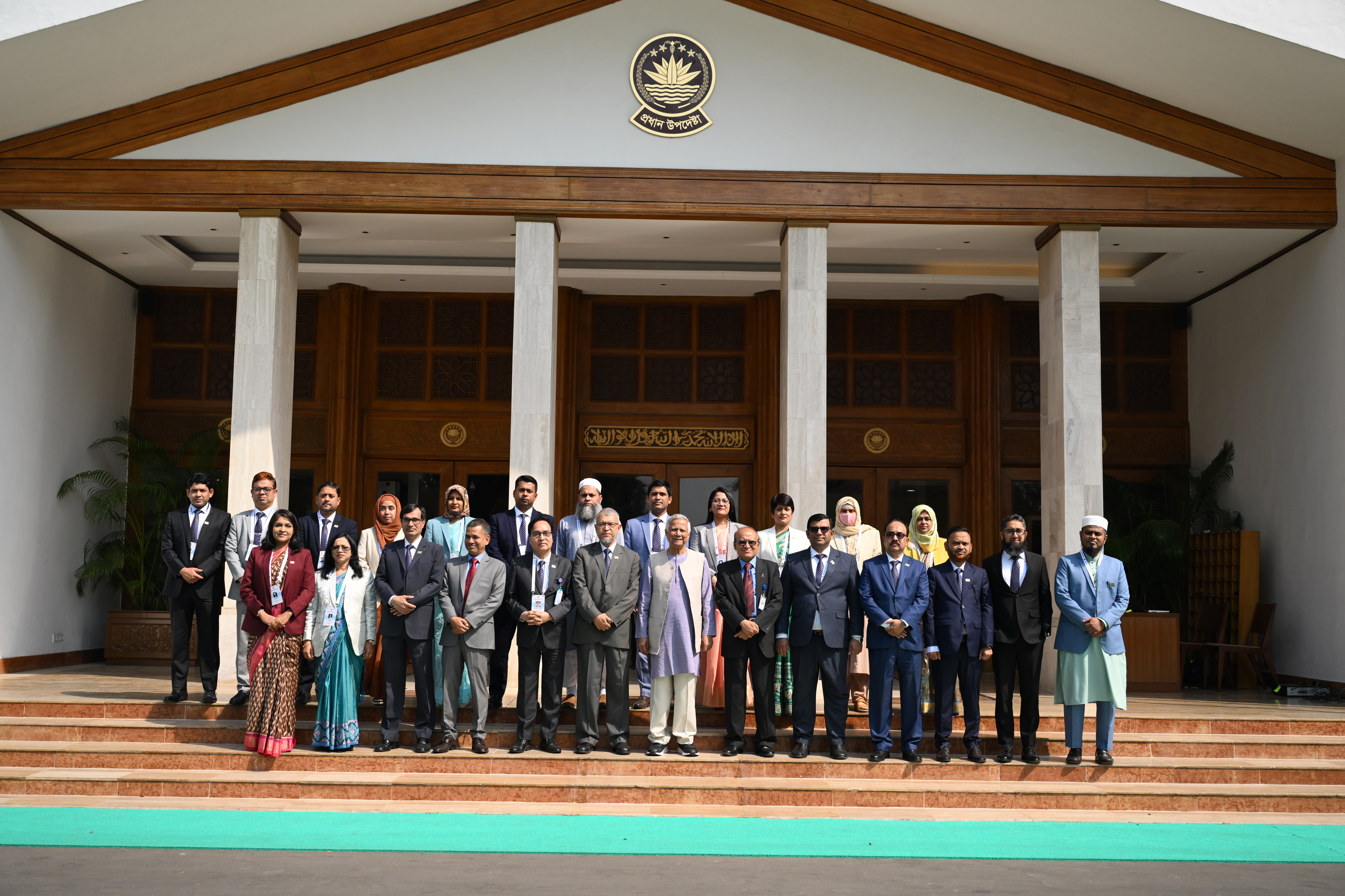 জেলাপ্রশাসক সম্মেলন ২০২৫ উদ্বোধন অনুষ্ঠান শেষে বিভাগীয় কমিশনার এবং জেলা প্রশাসকগণের মাননীয় প্রধান উপদেষ্টার সঙ্গে টাইগার গেইট ফটোসেশন