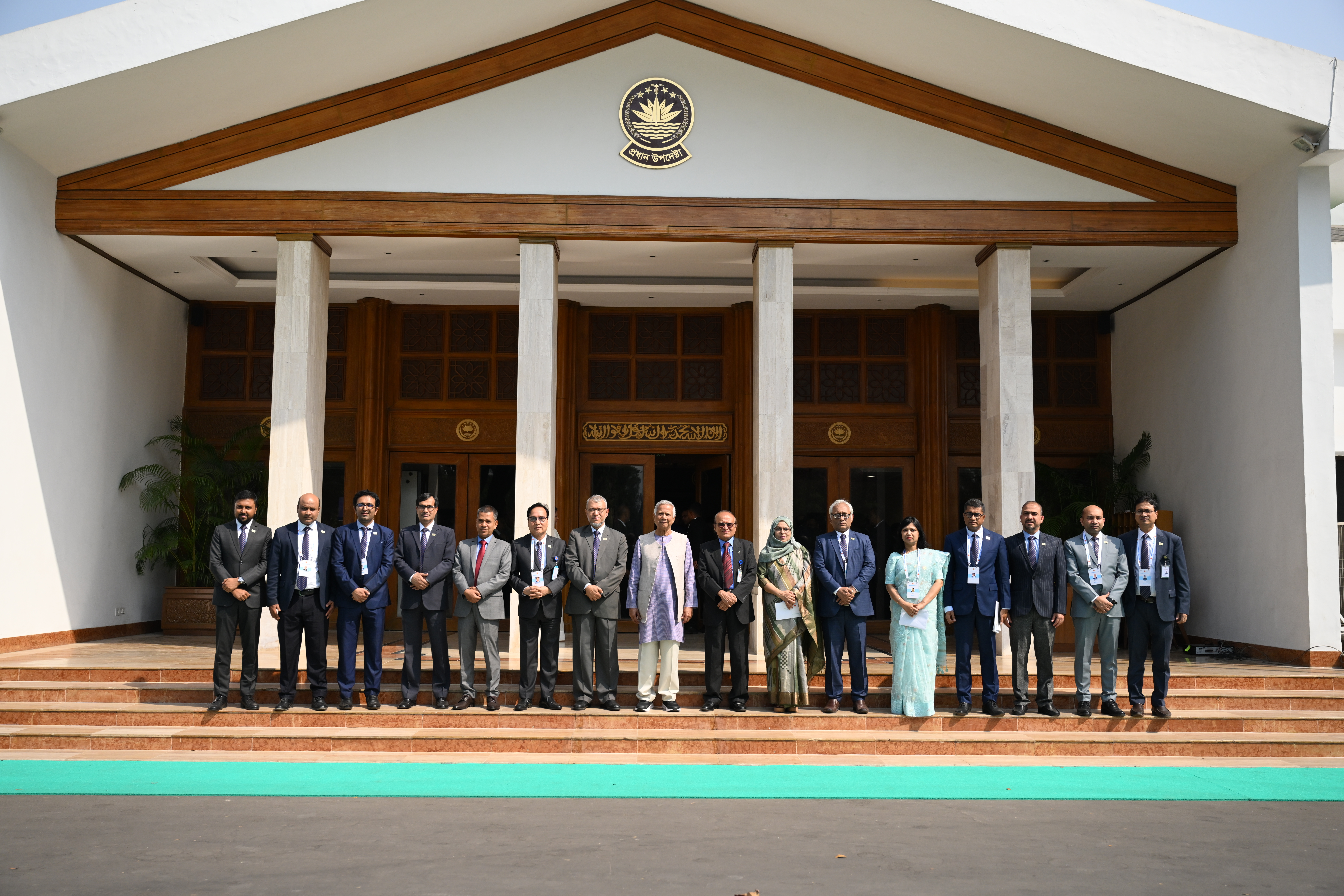 জেলাপ্রশাসক সম্মেলন ২০২৫ উদ্বোধন অনুষ্ঠান শেষে বিভাগীয় কমিশনার এবং জেলা প্রশাসকগণের মাননীয় প্রধান উপদেষ্টার সঙ্গে টাইগার গেইট ফটোসেশন