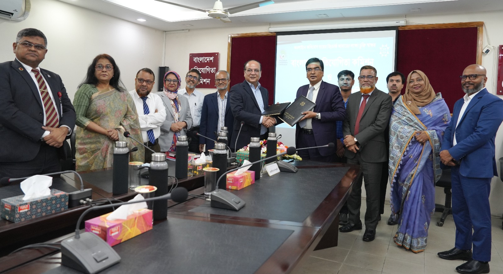 অনলাইনে অভিযোগ দায়ের ফি/চার্জ আদায়ের লক্ষ্যে বাংলাদেশ প্রতিযোগিতা কমিশন ও সোনালী ব্যাংক পিএলসি এর মধ্যে চুক্তি স্বাক্ষর অনুষ্ঠিত