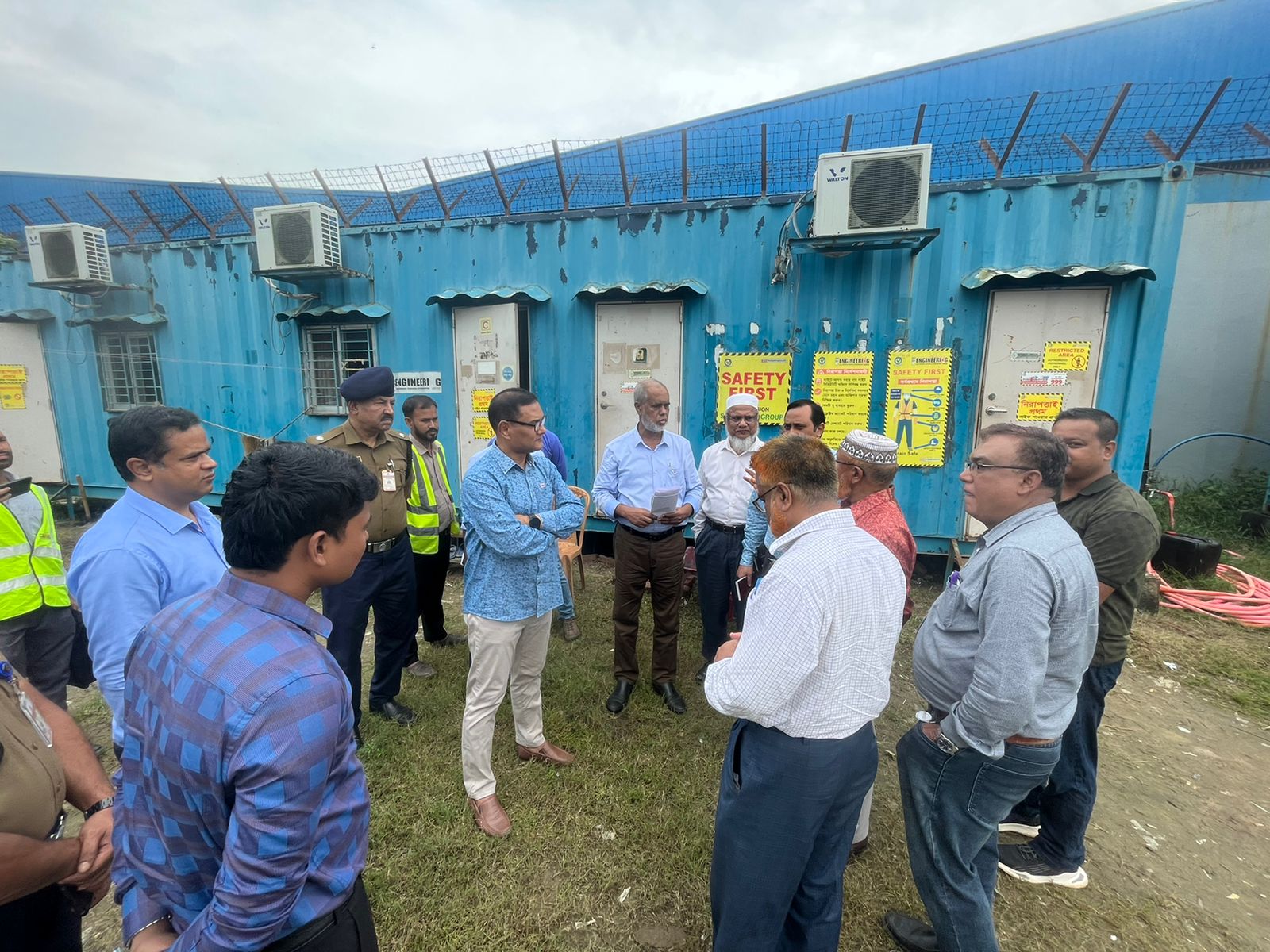 চট্টগ্রাম আইসিডি নির্মাণ প্রকল্প পরিদর্শন কালে জনাব আবদুল বাকী, মাননীয় সচিব, রেলপথ মন্ত্রণালয় ও চেয়ারম্যান, সিসিবিএল এর সাথে ব্যবস্থাপনা পরিচালক জনাব মোঃ মিয়াজাহান।