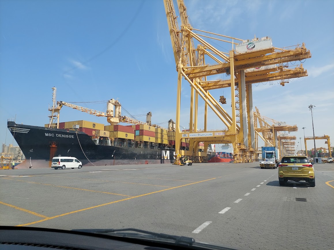 জাহাজ হতে কনটেইনার নামানো