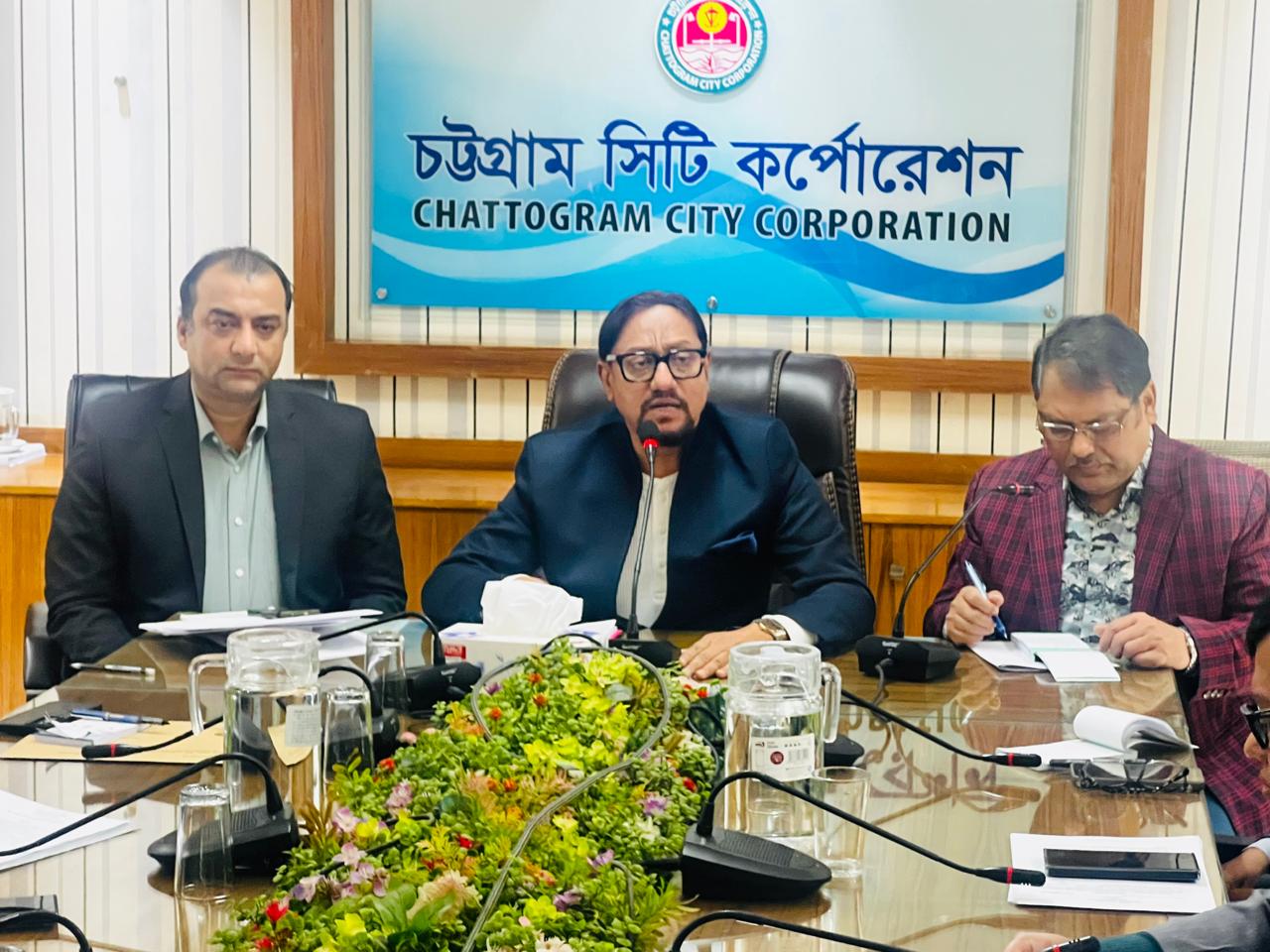 টাইগারপাসস্থ চসিক কার্যালয়ে প্রকৌশল বিভাগের সাথে সম্মেলন সভায় বক্তব্য রাখছেন চট্টগ্রাম সিটি মেয়র ডা. শাহাদাত হোসেন।। ০৮ ডিসেম্বর ২০২৫ খ্রিঃ