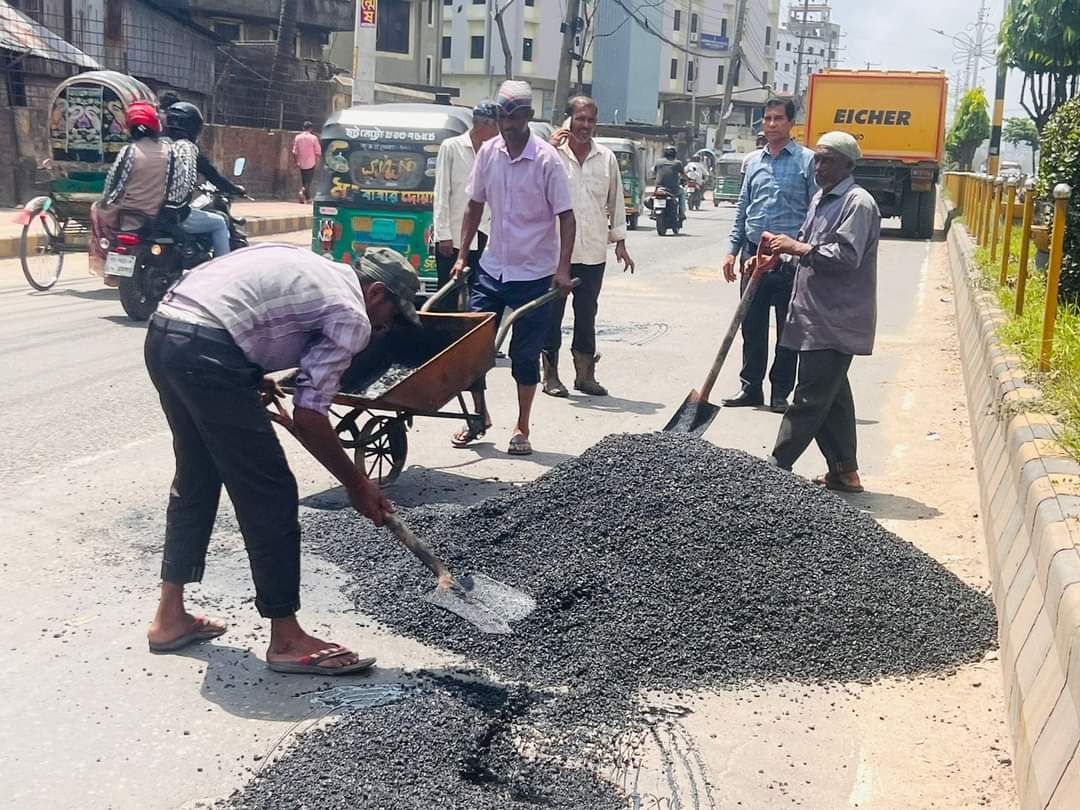 ক্ষতিগ্রস্থ সড়ক সংস্কার করা হচ্ছে