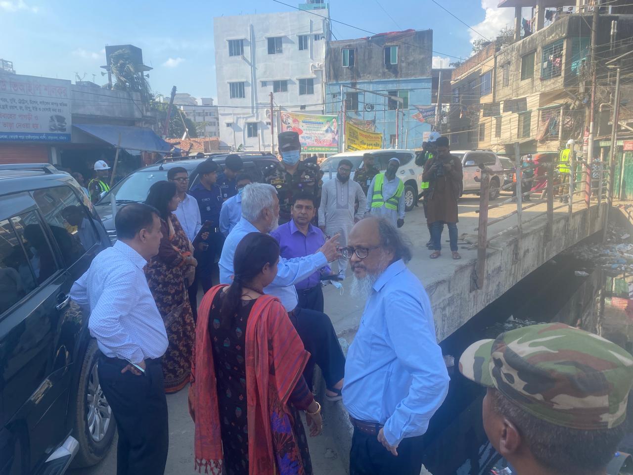 মাননীয় উপদেষ্টা ফয়জুল কবির মহোদয়, বিভাগীয় কমিশনার মহোদয় , জেলা প্রশাসক মহোদয় ও চউক চেয়ারম্যান মহোদয় গনের  জলাবদ্ধতার সাইট পরিদর্শন।