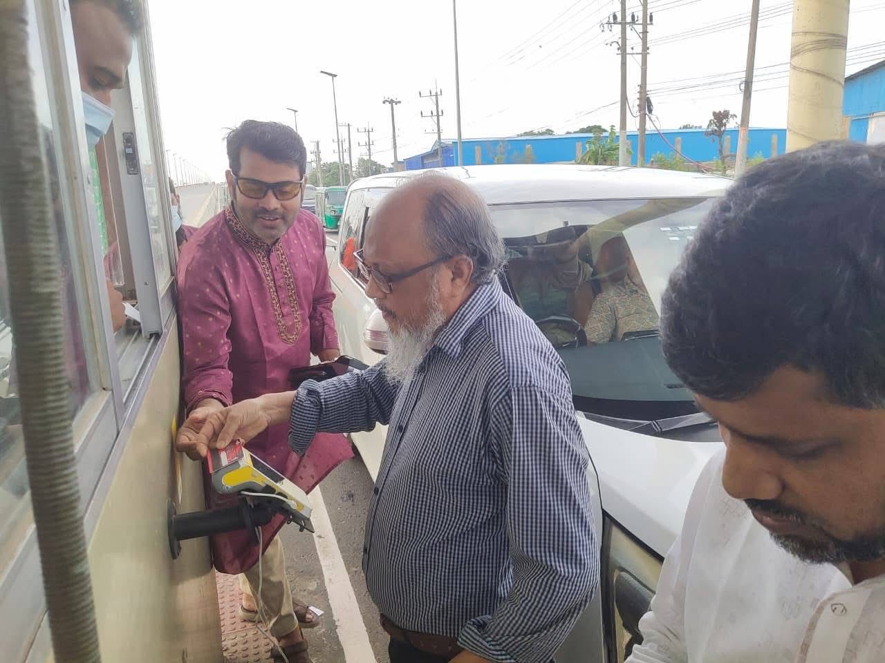 চউক চেয়ারম্যান মহোদয় কর্তৃক শহিদ ওয়াসিম আকরাম ফ্লাইওভারে কার্ড(যে কোন ব্যাংকের ডেবিট/ক্রেডিট কার্ড) এর মাধ্যমে টোল প্রদানের পরীক্ষামূলক কার্যক্রম চালুকরণ