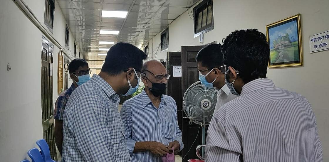 সিজিএ মহোদয় সম্মানিত পেনশনারের সাথে সেবার বিষয়ে কথা বলছেন