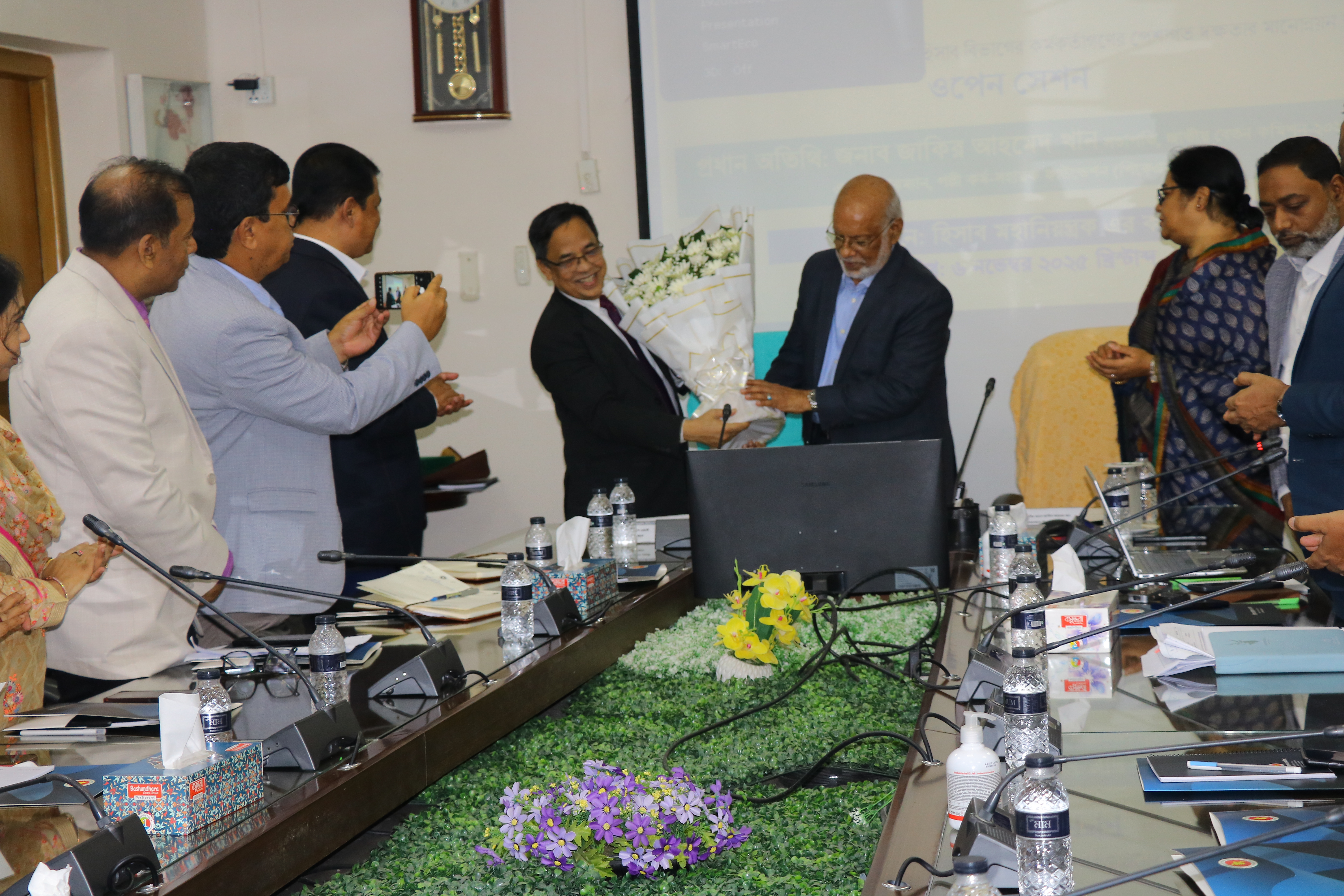 জনাব জাকির আহমেদ খান, সভাপতি, জাতীয় বেতন কমিশন, ২০২৫ এবং চেয়ারম্যান, পিকেএসএফ এর সাথে ওপেন সেশনে অডিট এন্ড একাউন্টস ক্যাডারের কর্মকর্তাগণ।