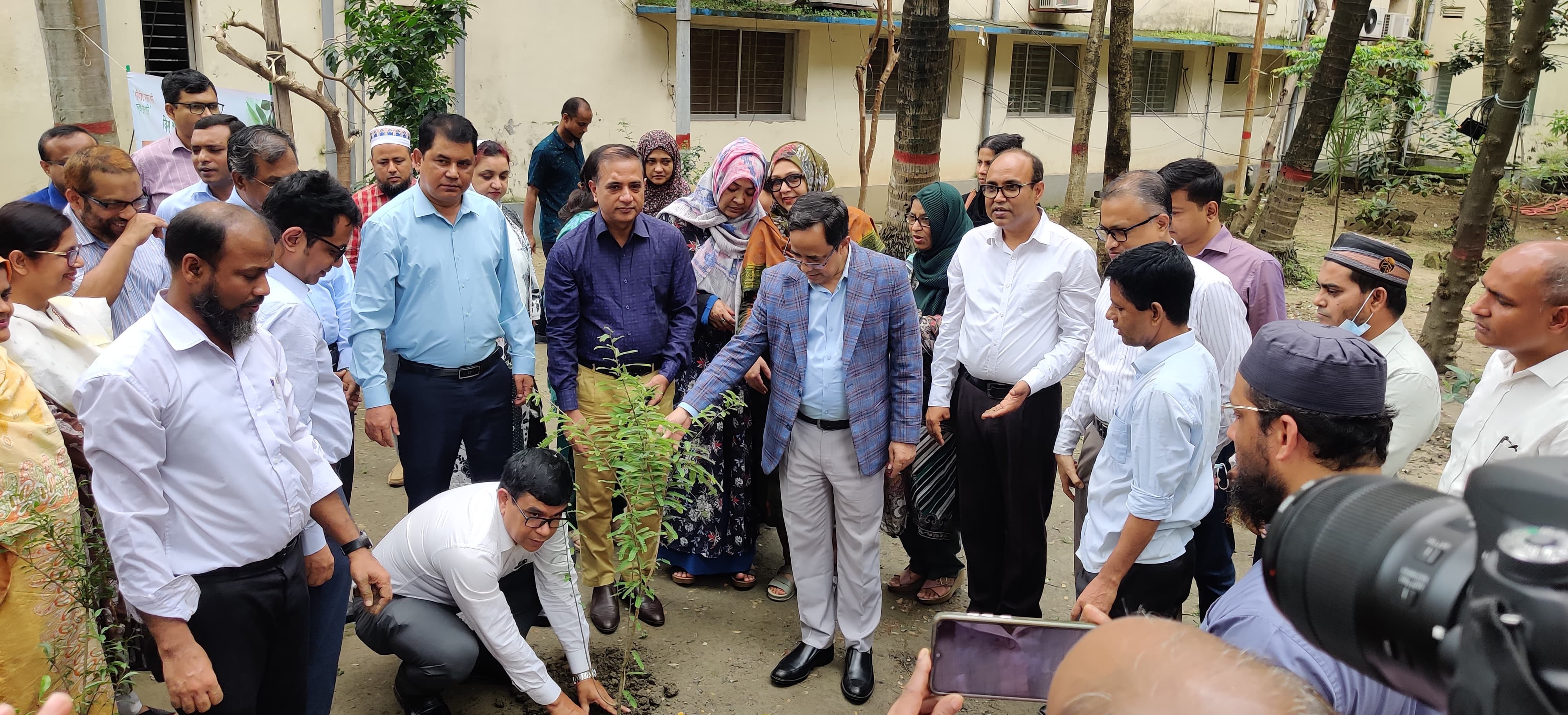 পরিবেশ সচেতনতার অংশ হিসেবে হিসাব মহানিয়ন্ত্রক এর কার্যালয়ে বৃক্ষরোপণ ২০২৫ কার্যক্রম।