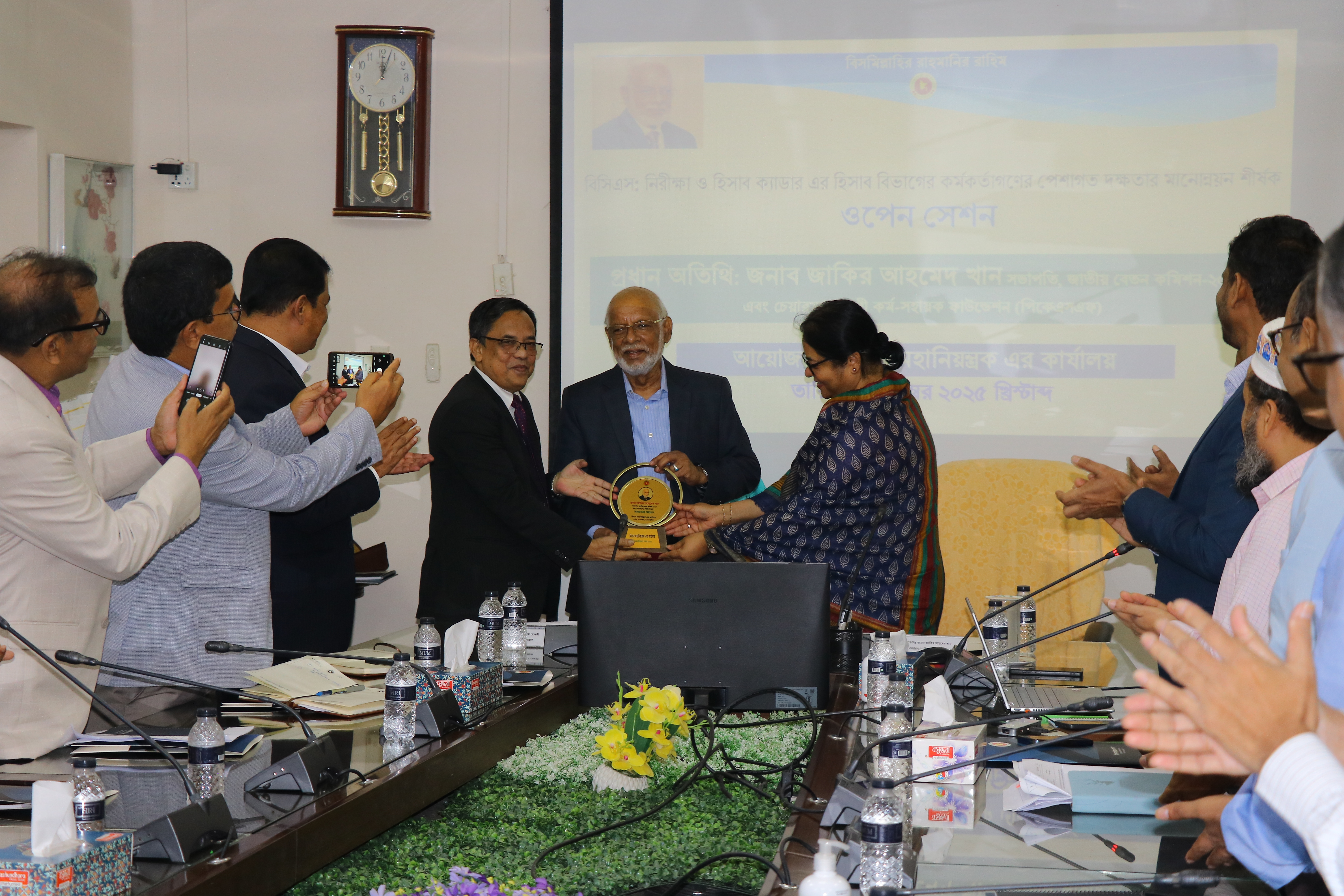 জনাব জাকির আহমেদ খান, সভাপতি, জাতীয় বেতন কমিশন, ২০২৫ এবং চেয়ারম্যান, পিকেএসএফ এর সাথে ওপেন সেশনে অডিট এন্ড একাউন্টস ক্যাডারের কর্মকর্তাগণ।