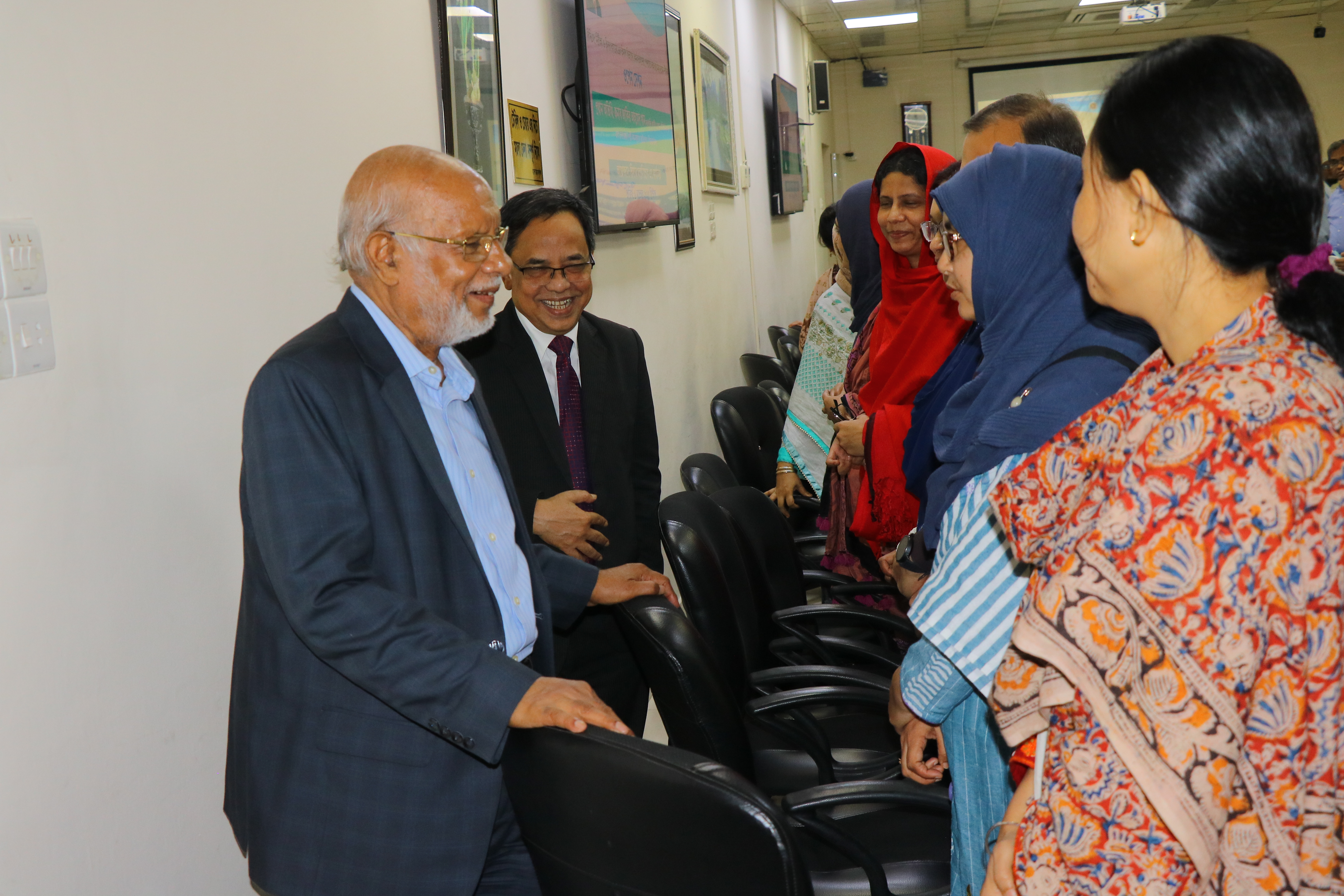 জনাব জাকির আহমেদ খান, সভাপতি, জাতীয় বেতন কমিশন, ২০২৫ এবং চেয়ারম্যান, পিকেএসএফ এর সাথে ওপেন সেশনে অডিট এন্ড একাউন্টস ক্যাডারের কর্মকর্তাগণ।