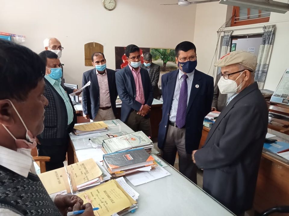 উন্নত সেবা প্রদান নিশ্চিতে সিজিএ মহোদয় জনাব মোঃ নূরুল ইসলাম পরিদর্শন কালে সরাসরি সন্মানিত সেবা গ্রহীতাদের অভিমত গ্রহণ করছেন