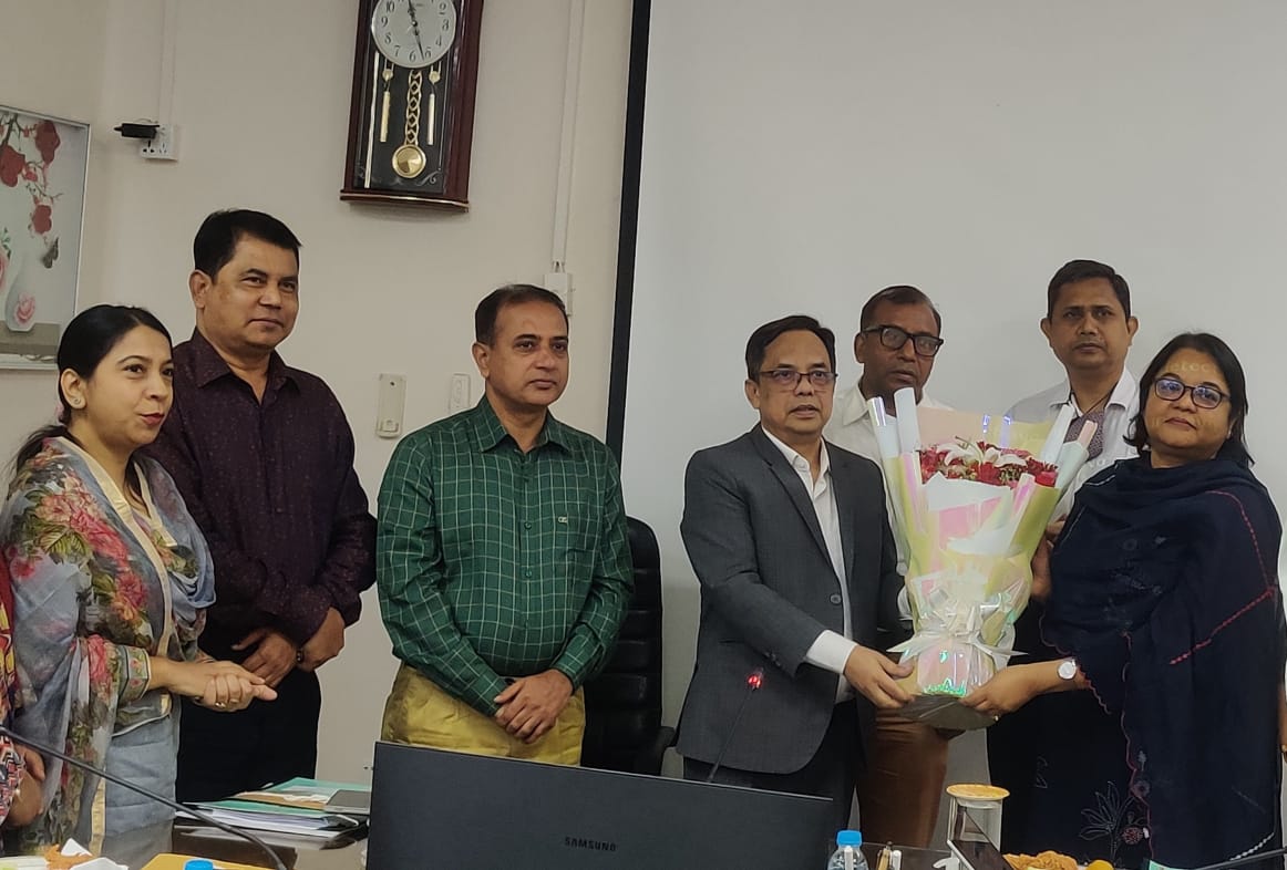 মিজ্ ফারমীন মাওলা মহোদয়ের উপ-মহা হিসাব নিরীক্ষক ও নিয়ন্ত্রক/সমমান (গ্রেড-২) পদে পদোন্নতিতে সিজিএ মহোদয়ের ফুল দিয়ে শুভেচ্ছা।