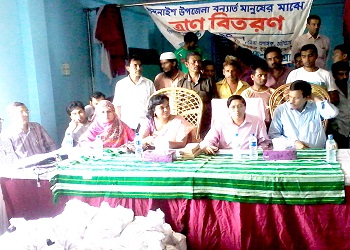 চন্দনাইশ উপজেলা বন্যার্ত মানুষের মাঝে ত্রাণ বিতরণ।