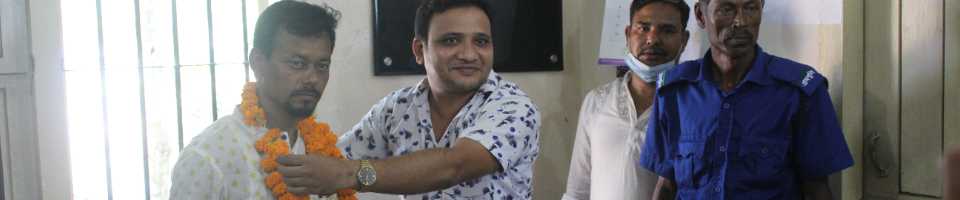নির্বাচিত চেয়ারম্যান মহোদয়কে চন্দনপাট ইউপিতে ফুল দিয়ে বরণ করার স্থির চিত্র